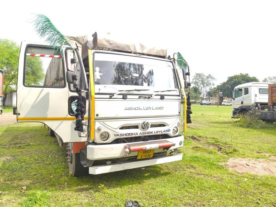 पुष्पा स्टाइल में तस्करी, ट्रक के अंदर थी खैर लकड़ी, ऊपर से ढका था तिरपाल
सतना। नागौद में अवैध खैर लकड़ी की तस्करी नाकाम बिना कागजात हरियाणा नंबर के ट्रक से पकड़ाया कीमती माल
नागौद पुलिस और वन विभाग ने संयुक्त कार्रवाई कर हरियाणा नंबर के एक ट्रक से अवैध रूप से तस्करी की जा रही खैर की कीमती लकड़ी जब्त की है। गाड़ी में माल से संबंधित कोई भी रिकॉर्ड या बिल्टी नहीं मिली। फिलहाल मामले में आगे की कानूनी कार्रवाई जारी है।