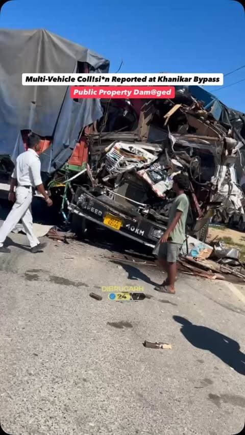 #Dibrugarh | A road acc!dent involving an ambulance, multiple cars and a truck was reported at the Khanikar Bypass near Khanikar Park in Dibrugarh.
According to preliminary information, a truck coll*ded in with multiple vehicles. The coll*sion also reportedly resulted in dam*ge to public property.
The exact circumstances leading to the acc!dent, along with details regarding any inj*ries, are yet to be officially confirmed.
Further details are awaited from the authorities.