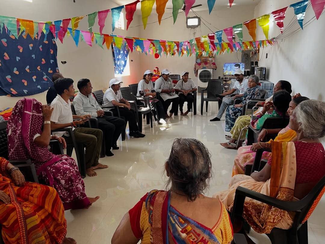 ❤️ सेवा संकल्प अभियान | अपनापन बाँटने की पहल ❤️
आज वृद्धाश्रम में जाकर बुजुर्गों के साथ समय बिताने का अवसर मिला। 🙏
उनसे बातचीत की, उनके अनुभव सुने और साथ मिलकर कुछ खूबसूरत पल साझा किए। 😊
कभी-कभी किसी के चेहरे पर मुस्कान लाने के लिए बड़ी मदद नहीं, बस थोड़ा सा समय, सम्मान और अपनापन ही काफी होता है। 🌸🤝
आज की यह मुलाकात हमें एक खूबसूरत सीख दे गई—
सेवा वहीं है, जहाँ संवेदना है और संवेदना वहीं है, जहाँ अपनापन है। ❤️
सेवा • सम्मान • संवेदना 🇮🇳
— मेरा युवा भारत, कांकेर
#सेवा_संकल्प_अभियान #MYBharat #मेरा_युवा_भारत #Kanker #सेवा_सम्मान_संवेदना