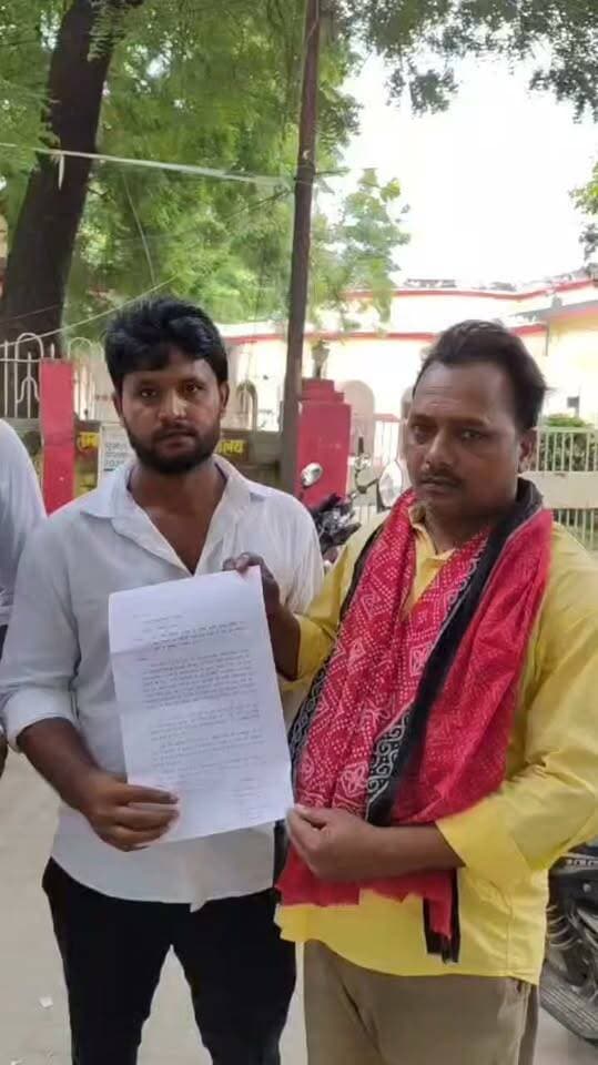 15 साल से जर्जर सड़क, ग्रामीणों का फूटा आक्रोश; 22 सितंबर से धरना-भूख हड़ताल की चेतावनी
मिर्जापुर। विकासखंड पटेहरा कला के ग्राम सभा कोटवा पांडेय की दलित बस्ती (चमार बस्ती) का संपर्क मार्ग करीब 15 वर्षों से खराब और जर्जर हालत में है। ग्रामीणों का कहना है कि सड़क की बदहाल स्थिति के कारण बच्चों, महिलाओं और अन्य ग्रामीणों को आवागमन में परेशानी का सामना करना पड़ रहा है।
ग्रामीणों ने सड़क निर्माण को लेकर कई बार संबंधित अधिकारियों को प्रार्थना पत्र देने के साथ आईजीआरएस के माध्यम से शिकायत की, लेकिन अब तक समस्या का समाधान नहीं हुआ। ग्रामीणों ने जिलाधिकारी को पत्र देकर जर्जर मार्ग की मरम्मत/निर्माण कराने की मांग की है।
ग्रामीणों ने चेतावनी दी है कि यदि जल्द कार्रवाई नहीं हुई तो 22 सितंबर 2026 से डॉ. आंबेडकर पार्क के सामने धरना-प्रदर्शन एवं भूख हड़ताल शुरू की जाएगी।
#मिर्जापुर #पटेहराकला #कोटवापांडेय #जर्जरसड़क #ग्रामीणसमस्या #सड़कनिर्माण #धरना #भूखहड़ताल #आईजीआरएस #TodayMirzapur