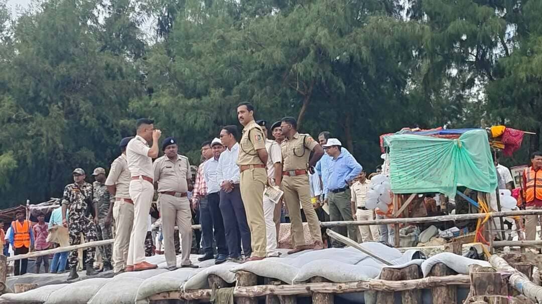 আসন্ন গঙ্গাসাগর মেলা কে লক্ষ্য করে ইতিমধ্যে প্রশাসনিক তৎপরতা শুরু হয়ে গিয়েছে, আজ গঙ্গাসাগরের ভাঙ্গন বিধ্বস্ত সমুদ্র সৈকত, ও মেলার গুরুত্বপূর্ণ স্থান গুলি পরিদর্শন করলেন দক্ষিণ ২৪ পরগনা জেলা প্রশাসনের উচ্চপদস্থ আধিকারিকরা।
#gangasag #gangasagarmela2027 #sagardwip #south24pargans #sagarblock #news #banglanews #newsfeed
গঙ্গাসাগর বেলাভূমি.com