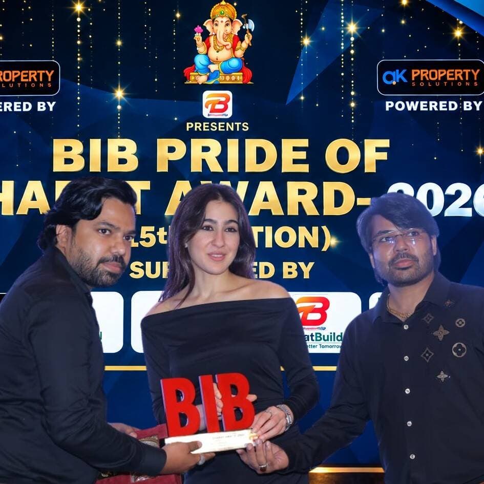 मुजफ्फरपुर के प्रसिद्ध ‘बाबा की दुकान लहठी भंडार’ को मिला BIB Pride of India Award 2026
मुजफ्फरपुर के इस्लामपुर स्थित प्रसिद्ध ‘बाबा की दुकान लहठी भंडार’ के संचालक मिराज गौरी और रियाज गौरी को लहठी एवं पारंपरिक हस्तशिल्प के क्षेत्र में उल्लेखनीय योगदान के लिए ‘BIB Pride of India Award 2026’ से सम्मानित किया गया। पटना में आयोजित सम्मान समारोह में बॉलीवुड अभिनेत्री सारा अली खान के हाथों दोनों भाइयों को यह प्रतिष्ठित सम्मान प्रदान किया गया।
मुजफ्फरपुर की पारंपरिक लहठी को देशभर में पहचान दिलाने और इस कला को नई पीढ़ी तक पहुंचाने में ‘बाबा की दुकान लहठी भंडार’ लगातार अपनी पहचान बना रहा है। इस सम्मान को लेकर मिराज गौरी और रियाज गौरी ने खुशी जताते हुए कहा कि यह उपलब्धि उनके लिए ही नहीं, बल्कि मुजफ्फरपुर की समृद्ध लहठी कला और इससे जुड़े कारीगरों के लिए भी गर्व का विषय है।
इस सम्मान के बाद स्थानीय स्तर पर भी लोगों ने खुशी जताई है। माना जा रहा है कि ऐसे सम्मान से बिहार की पारंपरिक लहठी कला को व्यापक पहचान मिलने के साथ-साथ इस क्षेत्र से जुड़े कारीगरों और कारोबारियों को भी प्रोत्साहन मिलेगा।
बाबा की दुकान लहठी भंडार, इस्लामपुर, मुजफ्फरपुर अपनी पारंपरिक लहठी और स्थानीय विरासत से जुड़ी कला के लिए लंबे समय से लोगों के बीच पहचान रखता है।
<nis:link nis:type=tag nis:id=विज्ञापन nis:value=विज्ञापन nis:enabled=true nis:link/> <nis:link nis:type=tag nis:id=ad nis:value=Ad nis:enabled=true nis:link/>