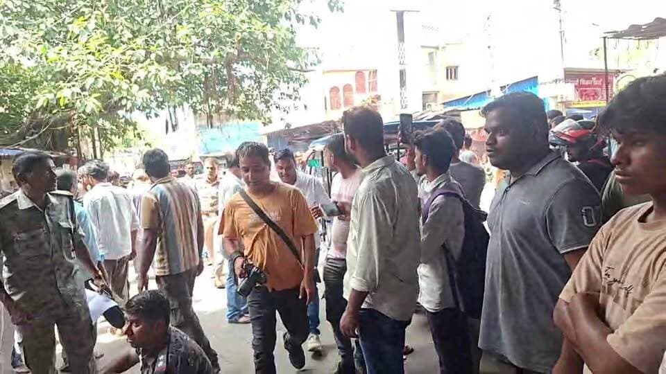 धनबाद, भूली मोड़ में 10 राउंड चली गोली, 3 लोग घायल, एक महिला समेत 2 पुरुष घायल, भूली ओपी और बैंक मोड़ थाना की पुलिस पहुंची देखिये 99 न्यूज पर लाइव