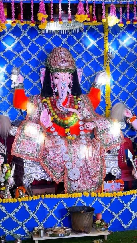 🙏❤️ **भोपाल के राजा के दरबार में सजा भक्ति और आस्था का अद्भुत उत्सव!** ❤️🙏
कल **फल महोत्सव** के अवसर पर बप्पा का भव्य श्रृंगार और दिव्य दर्शन हुए। 🍎🍊🍇✨
फलों से सजा बप्पा का ये मनमोहक स्वरूप देखते ही मन भक्तिभाव से भर उठा। 🙏✨
हर साल की तरह इस बार भी हजारों-लाखों श्रद्धालु **भोपाल के राजा** के दर्शन करने पहुंचे और बप्पा का आशीर्वाद लिया। ❤️
**गणपति बप्पा मोरया! 🙏🌺**
📍 **पीपल चौक, सराफा बाज़ार, भोपाल**
#bhopalkeraja #ɢᴀɴᴘᴀᴛɪʙᴀᴘᴘᴀᴍᴏʀʏᴀ #ganpatibappamorya #bhopal #ganeshutsav