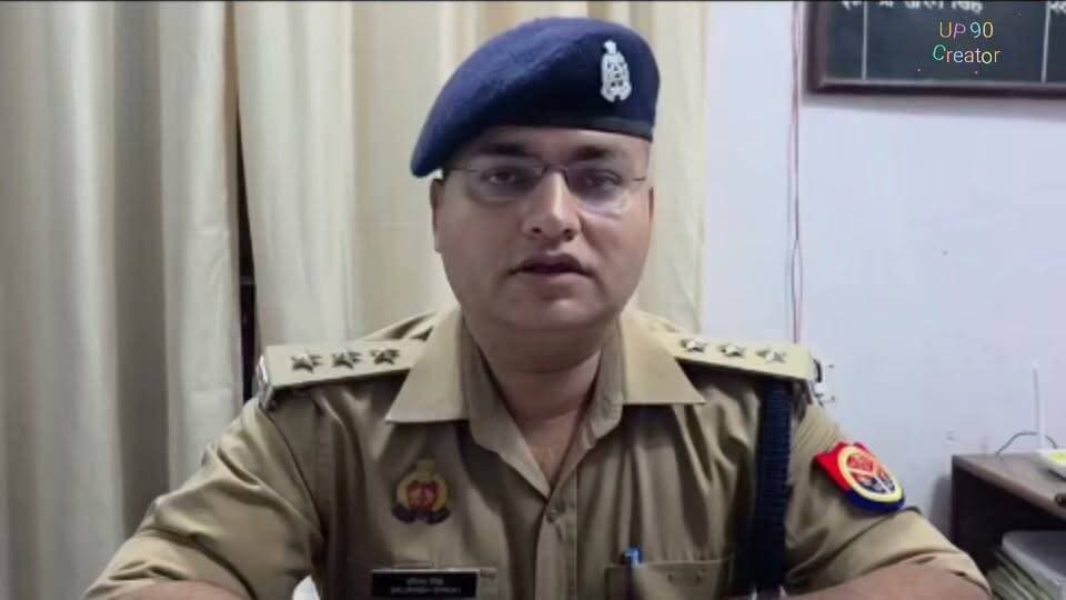 ट्रक की टक्कर से 70 वर्षीय वृद्ध की दर्दनाक मौ*त, चालक हिरासत में
बांदा। थाना तिंदवारी क्षेत्र के ग्राम माटा में रविवार को एक दर्दनाक सड़क हादसे में 70 वर्षीय वृद्ध व्यक्ति की मृत्*यु हो गई। बताया गया कि वृद्ध जनसेवा केंद्र से रुपये निकालने जा रहे थे, तभी विपरीत दिशा से आ रहे एक ट्रक ने उन्हें टक्कर मार दी।
हादसे की सूचना मिलते ही पुलिस तत्काल मौके पर पहुंची और श*व को कब्जे में लेकर पोस्ट*मार्टम के लिए भेज दिया। घटना के बाद मौके पर आसपास के लोगों की भीड़ जुट गई, जिन्हें पुलिस ने समझा-बुझाकर यातायात व्यवस्था को पुनः सुचारु कराया।
पुलिस ने ट्रक और उसके चालक को कब्जे में ले लिया है। प्राप्त तहरीर के आधार पर अभियोग पंजीकृत कर अग्रिम विधिक कार्यवाही की जा रही है। पुलिस के अनुसार मौके पर शांति व्यवस्था कायम है।
#UPPolice #BandaPolice #Tindwari