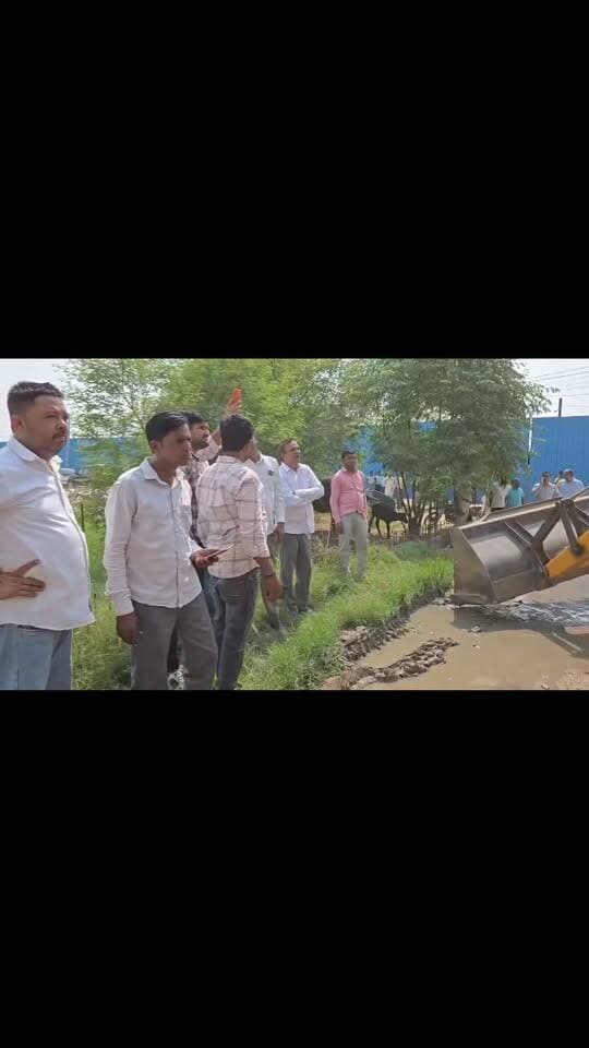 तोता गैंग के अपराधी अभिषेक उर्फ निट्टू पुत्र स्व. भगमल निवासी धनवापुर गुरुग्राम (आरोपी 11 साल से अपराध की दुनिया में सक्रिय है) के मकान को कानूनी एवं निर्धारित प्रशासनिक प्रक्रिया के तहत तोड़ा गया । इस कार्यवाही के दौरान गुरुग्राम पुलिस द्वारा सभी सुरक्षा व्यवस्था सुनिश्चित की गई। अभिषेक के विरुद्ध हत्या और अवैध हथियार रखने सहित कुल 9 FIR दर्ज है।
आदतन अपराधी पर चला गुरुग्राम पुलिस का बुल्डोजर।
आरोपी द्वारा अवैध रूप से मकान मनाया गया था मकान।
आरोपी पर दर्ज हैं 9 गंभीर आपराधिक अभियोग।
गुरुग्राम क्राइम ब्रांच द्वारा लगातार की जा रही है आदतन अपराधियों की संपत्ति कि समीक्षा।
गुरुग्राम, गौरव गर्ग, 21 सितंबर । अपराध के विरुद्ध जीरो टॉलरेंस नीति के तहत गुरुग्राम पुलिस द्वारा भूमि माफियाओं, नशा तस्करों एवं आदतन अपराधियों के विरुद्ध लगातार सख्त कार्रवाई की जा रही है। इसी कड़ी में पुख्ता खुफिया सूचना के आधार पर धनवापुर, जिला गुरुग्राम (हरियाणा) पर अवैध रूप से किए गए निर्माण की पहचान कर जिला प्रशासन के सहयोग से मशीनरी की सहायता द्वारा अवैध बनाए गए निर्माण को ध्वस्त किया गया तथा भूमि को उसके मूल स्वरूप में बहाल किया गया।
इस कार्यवाही में अपराधी अभिषेक उर्फ नीटू निवासी गांव धनवापुर, जिला गुरुग्राम (हरियाणा) को चिन्हित किया गया। उपरोक्त आरोपी अभिषेक उर्फ नीटू के विरुद्ध हत्या करने, मारपीट करने, जान से मारने की धमकी देने सहित विभिन्न गंभीर आपराधिक गतिविधियों में संलिप्त होने के कुल 9 अभियोग अंकित हैं।
जांच में यह सामने आया कि उपरोक्त अपराधी द्वारा धनवापुर में 50 वर्ग गज में अवैध रूप से मकान का निर्माण किया हुआ था। उक्त निर्माण को प्रशासनिक प्रक्रिया पूर्ण करने उपरांत ध्वस्त किया गया।
यह कार्यवाही अपराध शाखा सैक्टर-17, गुरुग्राम द्वारा जिला प्रशासन के समन्वय से की गई। गुरुग्राम पुलिस की कड़ी निगरानी में अवैध संरचना को हटाया गया तथा कार्रवाई के दौरान कानून व्यवस्था पूर्ण रूप से बनाए रखी गई।
गुरुग्राम पुलिस सार्वजनिक भूमि की सुरक्षा, कानून व्यवस्था बनाए रखने तथा अपराधियों के अवैध आर्थिक तंत्र को समाप्त करने के लिए पूर्णतः प्रतिबद्ध है। पुलिस द्वारा स्पष्ट किया गया है कि अपराध से अर्जित संपत्तियों तथा अवैध कब्जों के विरुद्ध ऐसे खुफिया-आधारित सख्त अभियान भविष्य में भी निरंतर जारी रहेंगे, ताकि गुरुग्राम को अपराध मुक्त एवं सुरक्षित बनाया जा सके।