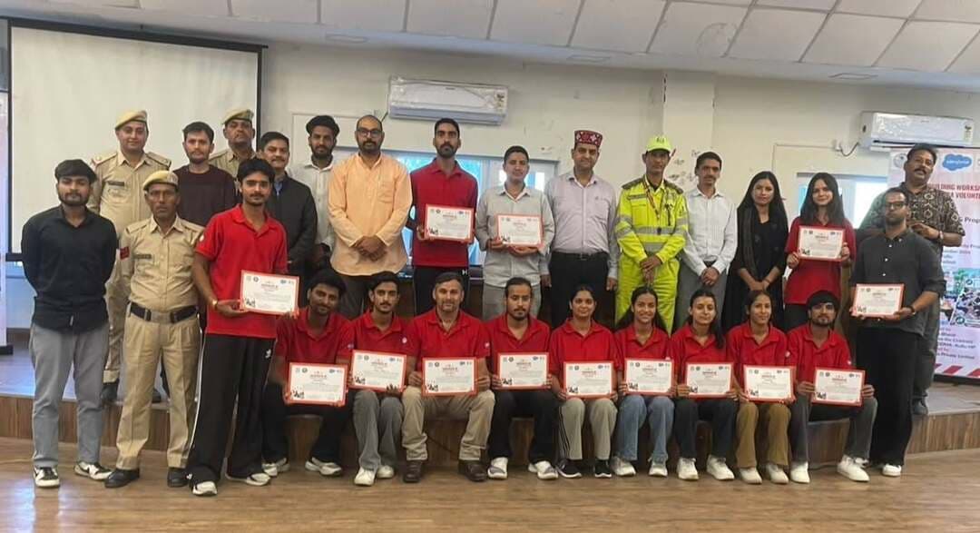 बाल रक्षा भारत ने कुल्लू में आपदा मित्र स्वयंसेवकों के लिए दो दिवसीय क्षमता निर्माण कार्यशाला आयोजित की
जीवन रक्षक कौशल, विद्यालय एवं समुदाय आधारित आपदा तैयारी तथा जलवायु-स्मार्ट लचीलेपन पर दिया गया जोर
Kullu Times
हिमाचल प्रदेश राज्य आपदा प्रबंधन प्राधिकरण (HPSDMA) एवं जिला आपदा प्रबंधन प्राधिकरण (DDMA), कुल्लू के सहयोग से तथा Salesforce के सहयोग से बाल रक्षा भारत (Bal Raksha Bharat – Save the Children) द्वारा Climate Smart Resilient Community Project – Phase III के अंतर्गत आपदा मित्र स्वयंसेवकों के लिए दो दिवसीय क्षमता निर्माण कार्यशाला का आयोजन 18 एवं 19 सितंबर 2026 को कुल्लू में किया गया।
कार्यशाला का मुख्य उद्देश्य आपदा मित्र स्वयंसेवकों को जीवन रक्षक कौशल, प्राथमिक उपचार एवं CPR, अग्नि सुरक्षा, खोज एवं बचाव, प्रारंभिक चेतावनी, आश्रय प्रबंधन, टीम समन्वय एवं मॉक ड्रिल जैसे महत्वपूर्ण व्यावहारिक कौशलों से सशक्त बनाना था। साथ ही, प्रशिक्षण के माध्यम से आपदा मित्रों की भूमिका को विद्यालयों एवं समुदायों में आपदा तैयारी, जागरूकता एवं जोखिम न्यूनीकरण से जोड़ने पर विशेष जोर दिया गया।
कार्यशाला का शुभारंभ कुल्लू के उपायुक्त श्री सुरजीत सिंह राठौर ने दीप प्रज्वलन के साथ किया। इस अवसर पर उन्होंने Climate Smart Resilient Community Initiative का कुल्लू में औपचारिक शुभारंभ किया और प्रतिभागियों को संबोधित किया।
अपने संबोधन में उपायुक्त श्री सुरजीत सिंह राठौर ने कहा कि आपदा के समय सही तैयारी, समय पर निर्णय और जीवन रक्षक कौशल कई लोगों की जान बचाने में महत्वपूर्ण भूमिका निभा सकते हैं। उन्होंने आपदा मित्र पहल की सराहना करते हुए सभी प्रतिभागियों को प्रशिक्षण के दौरान प्राप्त व्यावहारिक ज्ञान को अपने-अपने क्षेत्रों में लागू करने तथा विद्यालयों एवं समुदायों में जागरूकता और क्षमता निर्माण गतिविधियों को आगे बढ़ाने के लिए प्रेरित किया।
DDMA कुल्लू के श्री राकेश कुमार ने कुल्लू जिले में बाल रक्षा भारत और DDMA के सहयोग से Climate Smart Resilient Community Project के क्रियान्वयन की जानकारी साझा की। उन्होंने कहा कि आपदा के प्रभाव को कम करने के लिए प्रशासन, विभागों, स्वयंसेवकों, विद्यालयों और समुदायों के बीच प्रभावी समन्वय आवश्यक है।
बाल रक्षा भारत के Manager – DRR (Pan India) श्री नवीन कुमार शुक्ला ने संस्था के मानवीय कार्यों, आपदा जोखिम न्यूनीकरण तथा हिमाचल प्रदेश में आपदा प्रतिक्रिया की यात्रा पर जानकारी साझा की। उन्होंने Climate Smart Resilient Community Project की रूपरेखा प्रस्तुत करते हुए स्थानीय स्तर पर प्रशिक्षित स्वयंसेवकों की भूमिका को महत्वपूर्ण बताया। उन्होंने प्रतिभागियों को प्रशिक्षण के बाद भी समुदायों के साथ सक्रिय रूप से कार्य करने और अपने जीवन रक्षक कौशल का उपयोग करने के लिए प्रेरित किया।
व्यावहारिक प्रशिक्षण पर विशेष जोर
दो दिवसीय कार्यशाला में विभिन्न विभागों एवं विशेषज्ञों द्वारा तकनीकी और व्यावहारिक सत्र आयोजित किए गए। क्षेत्रीय अस्पताल कुल्लू एवं स्वास्थ्य विभाग के चिकित्सकों द्वारा प्राथमिक उपचार, CPR तथा आपातकालीन प्रतिक्रिया पर प्रशिक्षण दिया गया। प्रतिभागियों ने CPR और प्राथमिक उपचार तकनीकों का स्वयं अभ्यास किया।
अग्निशमन विभाग, कुल्लू द्वारा अग्नि सुरक्षा एवं आग से बचाव पर सत्र आयोजित किया गया। प्रतिभागियों को आग लगने की स्थिति में सुरक्षित प्रतिक्रिया, सावधानियों तथा अग्निशमन उपकरणों के उपयोग का व्यावहारिक प्रदर्शन कराया गया।
होम गार्ड एवं सिविल डिफेंस के विशेषज्ञों द्वारा Search & Rescue, Team Coordination एवं Tool Handling पर व्यावहारिक प्रशिक्षण दिया गया। प्रशिक्षण के दौरान प्रतिभागियों को एक काल्पनिक आपदा परिदृश्य आधारित मॉक ड्रिल में शामिल किया गया, जिसमें प्राथमिक उपचार, खोज एवं बचाव, प्रारंभिक चेतावनी, आश्रय प्रबंधन और टीम समन्वय को एक साथ लागू करने का अभ्यास कराया गया।
होम गार्ड एवं सिविल डिफेंस के कमांडेंट श्री विकास सकलानी ने आपदा मित्रों की भूमिका की सराहना करते हुए उन्हें भविष्य में विभिन्न जागरूकता एवं क्षमता निर्माण कार्यक्रमों में सक्रिय भागीदारी के लिए प्रोत्साहित किया। श्री कमल भंडारी ने भी खोज एवं बचाव, प्राथमिक उपचार, CPR तथा आपातकालीन प्रतिक्रिया से संबंधित व्यावहारिक सत्रों में प्रतिभागियों का मार्गदर्शन किया।
कार्यशाला में आपदा मित्रों की विद्यालय एवं समुदाय स्तर पर भूमिका, सामुदायिक जागरूकता, मॉक ड्रिल, रिपोर्टिंग एवं दस्तावेजीकरण से संबंधित सत्र भी आयोजित किए गए। प्रतिभागियों को प्रशिक्षण के बाद अपने क्षेत्रों में स्थानीय समुदायों एवं विद्यालयों के साथ मिलकर आपदा तैयारी गतिविधियां संचालित करने के लिए प्रेरित किया गया।
कार्यशाला में DDMA कुल्लू के श्री राकेश कुमार, जिला आपातकालीन संचालन केंद्र (DEOC) के श्री प्रशांत, DDEE श्री ज्ञानी चंद, डॉ. कमल दत्ता कोहली, डॉ. सुरेश, CMO कार्यालय/क्षेत्रीय अस्पताल कुल्लू, होम गार्ड एवं सिविल डिफेंस के कमांडेंट श्री विकास सकलानी एवं श्री कमल भंडारी, फायर ऑफिसर श्री अजय शर्मा तथा जूनियर ऑफिसर श्री अशोक ठाकुर सहित संबंधित विभागों के अधिकारी एवं विशेषज्ञ उपस्थित रहे।
प्रमाण-पत्र वितरण के साथ हुआ समापन
दो दिवसीय प्रशिक्षण के समापन पर वैलेडिक्टरी सेशन, प्रतिभागियों का फीडबैक एवं लर्निंग शेयरिंग आयोजित की गई। जिला राजस्व अधिकारी (DRO), कुल्लू श्री अनिल कुमार ने प्रशिक्षित आपदा मित्र स्वयंसेवकों को प्रमाण-पत्र प्रदान किए।
समापन अवसर पर आपदा मित्रों को प्रशिक्षण में प्राप्त ज्ञान एवं कौशल को केवल व्यक्तिगत स्तर तक सीमित न रखते हुए विद्यालयों, समुदायों और स्थानीय संस्थाओं तक पहुंचाने के लिए प्रेरित किया गया।
बाल रक्षा भारत के अनुसार, इस पहल का उद्देश्य स्थानीय स्तर पर एक ऐसा प्रशिक्षित एवं समुदाय से जुड़ा स्वयंसेवक समूह तैयार करना है, जो आपदा से पहले तैयारी, आपदा के दौरान जीवन रक्षक प्रतिक्रिया तथा आपदा के बाद समुदाय की सहायता में प्रभावी भूमिका निभा सके।
HPSDMA एवं DDMA कुल्लू के सहयोग तथा Salesforce के समर्थन से संचालित यह पहल कुल्लू जिले में समुदायों एवं विद्यालयों को अधिक सुरक्षित, तैयार और जलवायु-स्मार्ट एवं आपदा-लचीला बनाने की दिशा में एक महत्वपूर्ण प्रयास है।