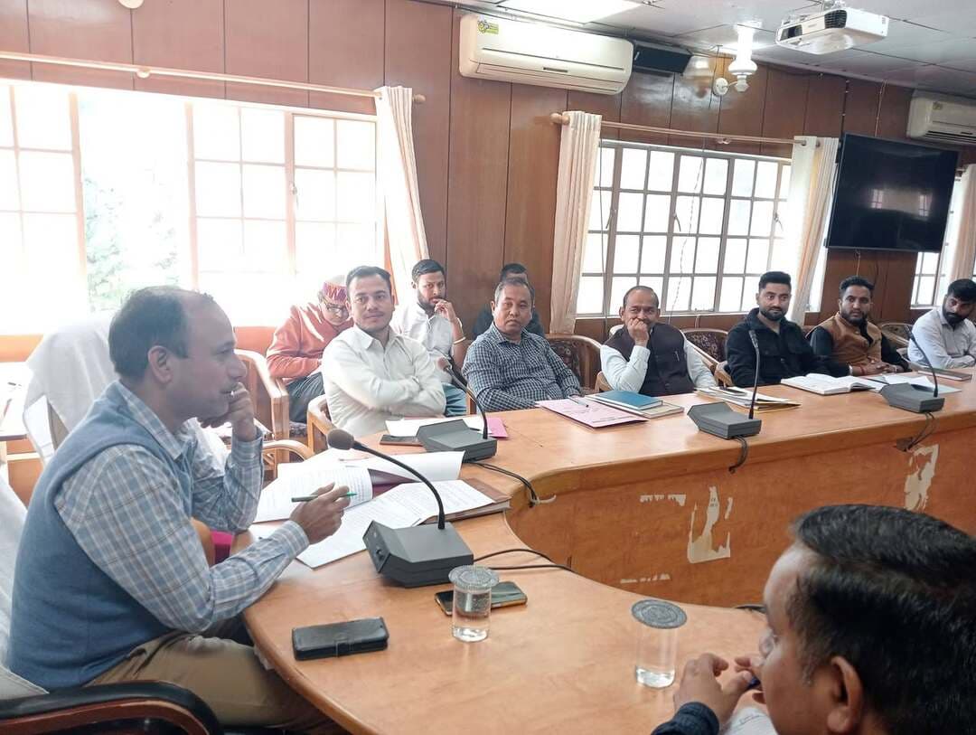 एडीएम विकास शर्मा की अध्यक्षता में पीएसी समीक्षा बैठक, विकास योजनाओं की प्रगति पर हुई चर्चा
भरमौर, 21 सितंबर।
उपमंडल भरमौर में विभिन्न विकासात्मक योजनाओं एवं कार्यक्रमों की प्रगति की समीक्षा को लेकर कार्यक्रम सलाहकार समिति (पीएसी) की समीक्षा बैठक सोमवार को लघु सचिवालय भरमौर के सभागार में आयोजित की गई। बैठक की अध्यक्षता अतिरिक्त जिला दंडाधिकारी (एडीएम) भरमौर विकास शर्मा ने की।
बैठक में विभागवार विकास योजनाओं की वर्तमान स्थिति, निर्धारित लक्ष्यों, उपलब्धियों और लंबित कार्यों की विस्तार से समीक्षा की गई। एडीएम ने अधिकारियों को निर्देश दिए कि सरकारी योजनाओं का लाभ पात्र लोगों तक समयबद्ध तरीके से पहुंचाया जाए तथा निर्धारित लक्ष्यों को तय समय सीमा में पूरा करने के लिए प्रभावी कदम उठाए जाएं।
उन्होंने कहा कि विकास कार्यों के क्रियान्वयन में गुणवत्ता, पारदर्शिता और समयबद्धता का विशेष ध्यान रखा जाना चाहिए। जिन योजनाओं और विकास कार्यों में अपेक्षित प्रगति नहीं हो रही है, उनमें तेजी लाने के साथ आवश्यक कार्रवाई सुनिश्चित करने के निर्देश भी दिए।
एडीएम ने अधिकारियों को विभागों के बीच बेहतर समन्वय बनाए रखने, योजनाओं की नियमित मॉनिटरिंग करने तथा प्रगति रिपोर्ट समय-समय पर प्रस्तुत करने को कहा। उन्होंने कहा कि प्रशासन का मुख्य उद्देश्य सरकार की विकास एवं जनकल्याणकारी योजनाओं का प्रभावी क्रियान्वयन सुनिश्चित कर आमजन को अधिकतम लाभ पहुंचाना है।
बैठक में तहसीलदार भरमौर तेज राम भारद्वाज, अधिशासी अभियंता लोक निर्माण विभाग भाल चंद, बीएमओ भरमौर डॉ. दीपेश बराल, बीडीओ भरमौर संजय वर्मा, उपमंडल आयुर्वेदिक अधिकारी डॉ. राजेश कुमार, विषयवाद विशेषज्ञ कृषि जितेंद्र कुमार, सहायक अभियंता जल शक्ति विभाग विवेक चंदेल, तहसील कल्याण अधिकारी विकास, सीडीपीओ मुनीश कुमार सहित विभिन्न विभागों के अधिकारी एवं कर्मचारी उपस्थित रहे।