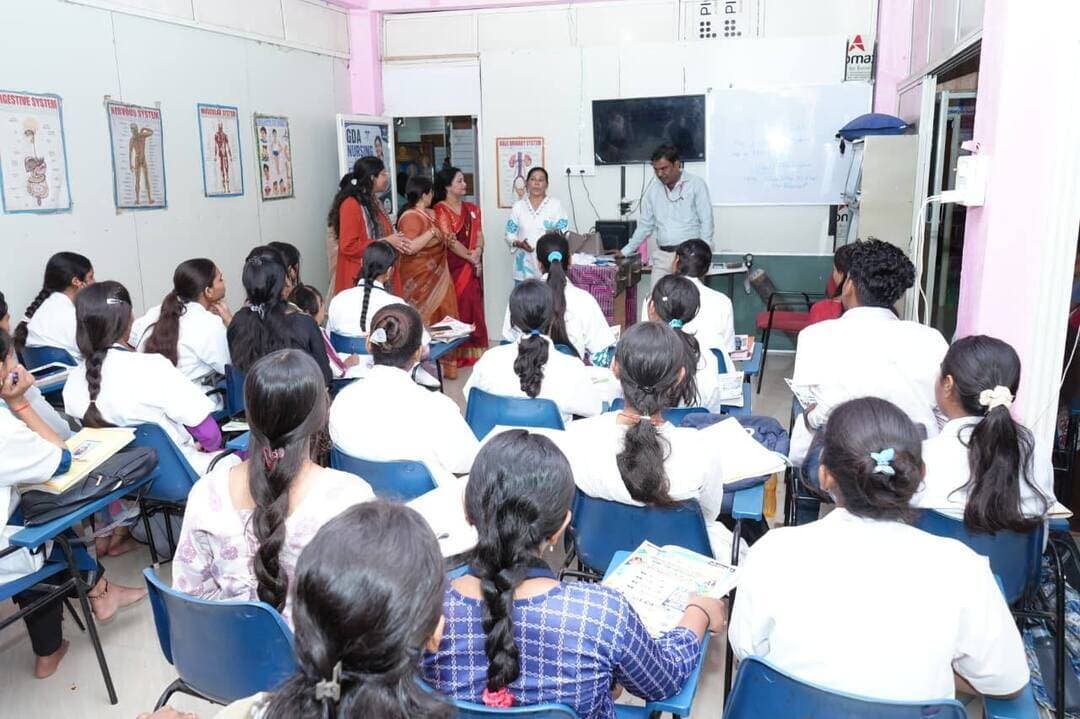 ✅ यंग लीडर्स - विकसित भारत कार्यक्रम में युवाओं ने लिया राष्ट्र निर्माण का संकल्प
जिला खेल एवं युवा कल्याण विभाग हरदा, एवं मेरा युवा भारत के तत्वावधान में जेट प्लास अकादमी में विभाग द्वारा “यंग लीडर्स - विकसित भारत” विषय पर युवा संवाद एवं जागरूकता कार्यक्रम आयोजित किया गया।
कार्यक्रम का उद्देश्य युवाओं में नेतृत्व क्षमता विकसित करना तथा उन्हें राष्ट्र निर्माण एवं सामाजिक विकास में सक्रिय भागीदारी के लिए प्रेरित करना रहा। खेल समन्वयक सुश्री सलमा खान ने बताया कि इस दौरान युवाओं के साथ विकसित भारत, युवा नेतृत्व, शिक्षा, खेल, स्वच्छता, पर्यावरण संरक्षण, डिजिटल जागरूकता एवं समाजिक सेवा जैसे महत्वपूर्ण विषयों पर संवाद किया गया। इस अवसर पर उपस्थित नर्सिंग, ब्यूटीशियन, फैशन डिजाइन, बैंकिंग का कोर्स कर रहे युवाओं ने भी अपने विचार साझा किए तथा समाज के विकास में अपनी भूमिका निभाने का संकल्प लिया। मेरा युवा भारत पोर्टल पर पंजीयन किया।
युवा कार्यक्रम अधिकारी सुश्री श्रद्धा मित्तल ने युवाओं को नेतृत्व क्षमता, सकारात्मक सोच एवं टीम भावना के महत्व से अवगत कराया। उन्होंने कहा कि युवा अपनी प्रतिभा और ऊर्जा का सकारात्मक उपयोग करते हुए समाज में रचनात्मक बदलाव ला सकते हैं। कार्यक्रम में म्यूजिशियन श्रीमती आभा अग्रवाल ने भी सहभागिता की और अपनी प्रस्तुति से युवाओं का उत्साहवर्धन किया। कार्यक्रम में युवा संवाद, विचार-विमर्श एवं जागरूकता गतिविधियों के माध्यम से युवाओं को विकसित भारत के निर्माण में सक्रिय भागीदारी के लिए प्रेरित किया गया। कार्यक्रम में जेट प्लास अकादमी की पीआरओ श्रीमति अर्चना चौरसिया, अकादमी सीईओ सुश्री नंदनी दुदवे एवं समस्त स्टाफ उपस्थित रहा।
Jansampark Madhya Pradesh
#MYBharat #YuvaSamvad #ViksitBharat
#Harda #हरदा