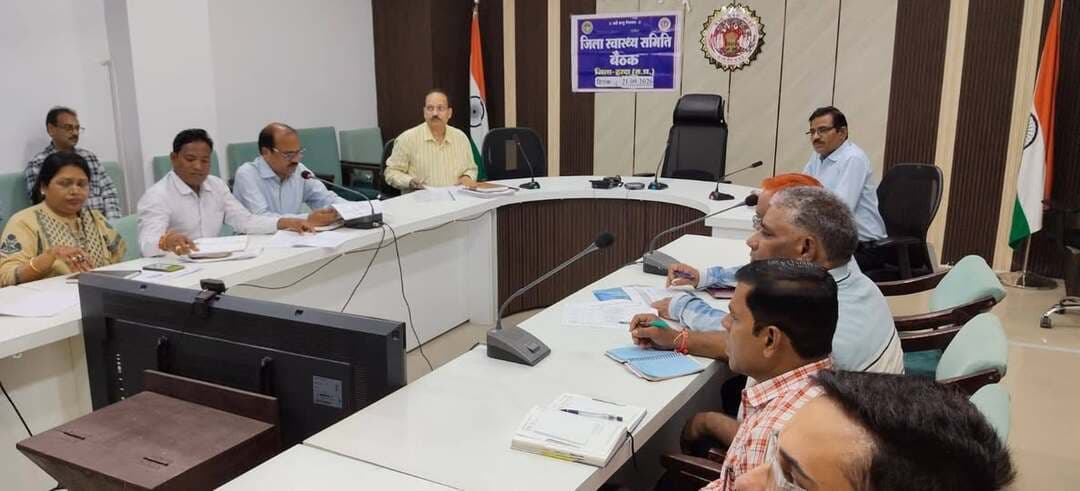 ✅ जिला स्वास्थ्य समिति की बैठक सम्पन्न
सोमवार को कलेक्ट्रेट सभाकक्ष में जिला स्वास्थ्य समिति की बैठक आयोजित की गई। बैठक में जिले में स्वास्थ्य सेवाओं की स्थिति, योजनाओं के क्रियान्वयन और विभिन्न स्वास्थ्य कार्यक्रमों की समीक्षा की गई। बैठक में उन्होंने स्वास्थ्य सुविधाओं और मातृ-शिशु सुरक्षा को लेकर निर्देश दिये। बैठक में प्रभारी मुख्य कार्यपालन अधिकारी जिला पंचायत श्री प्रवीण इवने ने स्वास्थ्य अधिकारियों को निर्देशित किया कि जिले की सभी गर्भवती महिलाओं का समय पर पंजीयन सुनिश्चित किया जाए। उन्होने कहा कि जिन क्षेत्रों में स्वास्थ्य कार्यकर्ता पदस्थ नहीं है, वहां टीम बनाकर कर सर्वे कर शत प्रतिशत गर्भवती महिलाओं का पंजीयन तथा टीकाकरण कार्य सुनिश्चित करें। उन्होने निर्देशित किया कि उच्च जोखिम वाली गर्भवती महिलाओं का चिन्हांकन कर उनका उचित प्रबन्धन करें।
बैठक में प्रभारी सीईओ श्री इवने ने निर्देश दिये कि सभी गर्भवती महिलाओं को प्रसव से पूर्व समय पर बर्थ वेटिंग रूम में भर्ती किया जाए ताकि संस्थागत प्रसव को प्रोत्साहित किया जा सके। उन्होने निर्देश दिये कि स्वास्थ्य कार्यकर्ताओं के माध्यम से कुपोषित बच्चों का चिन्हांकन कर उन्हें पोषण पुनर्वास केन्द्र में भर्ती कराया जाए। बैठक में बताया गया कि राष्ट्रीय कृमि मुक्ति दिवस के तहत 6 अक्टूबर को 19 वर्ष की आयु तक के बच्चों को एलबेण्डाजोल की गोली खिलाई जाएगी तथा इससे छूट गये बच्चों को 9 अक्टूबर को मॉपअप राउण्ड के तहत एलबेण्डाजोल की गोली खिलाई जाएगी। श्री इवने ने सभी अधिकारियों को निर्देश दिये कि कृमि मुक्ति दिवस की सभी पूर्व तैयारियां पूर्ण करें।
सीईओ श्री इवने ने बैठक में सभी अधिकारियों को निर्देशित किया कि हायपर टेंशन में चिन्हित सभी हितग्राहियों का शतप्रतिशत फालोअप लिया जाए। उन्होने स्वास्थ्य सेवाओं को बेहतर और समय पर उपलब्ध कराने के निर्देश सभी अधिकारियों को दिए। बैठक में मातृ-शिशु स्वास्थ्य, टीकाकरण और अस्पतालों में दवाओं एवं व्यवस्थाओं की उपलब्धता पर भी विस्तार से चर्चा की गई। इस अवसर पर मुख्य चिकित्सा एवं स्वास्थ्य अधिकारी डॉ. एच.पी. सिंह सहित अन्य स्वास्थ्य अधिकारी उपस्थित रहे।
Directorate of Health Services, Madhya Pradesh Jansampark Madhya Pradesh
#Health #Harda #हरदा