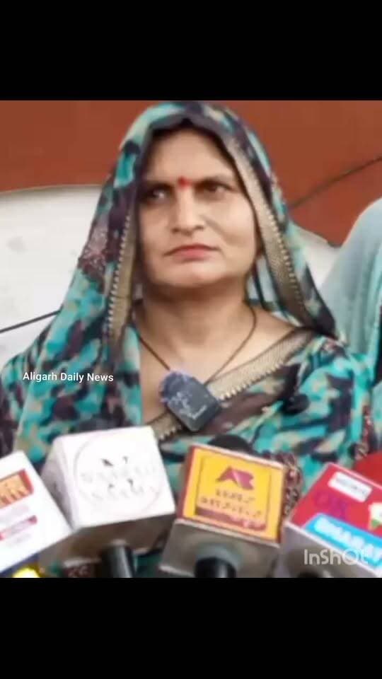 #अलीगढ़ के मदापुर प्राथमिक विद्यालय में मिड-डे मील में कीड़े मिलने और विरोध पर प्रधानाध्यापिका द्वारा बच्चों को धमकाने का गंभीर आरोप लगा है। ग्रामीणों ने निष्पक्ष जांच और सख्त कार्रवाई के लिए डीएम को शिकायत पत्र सौंपा है।
#AligarhNews
#MidDayMealControversy
#UPEducationDepartment
#StudentSafety
#AligarhDM
#SchoolFoodQuality
#ViralNewsUP