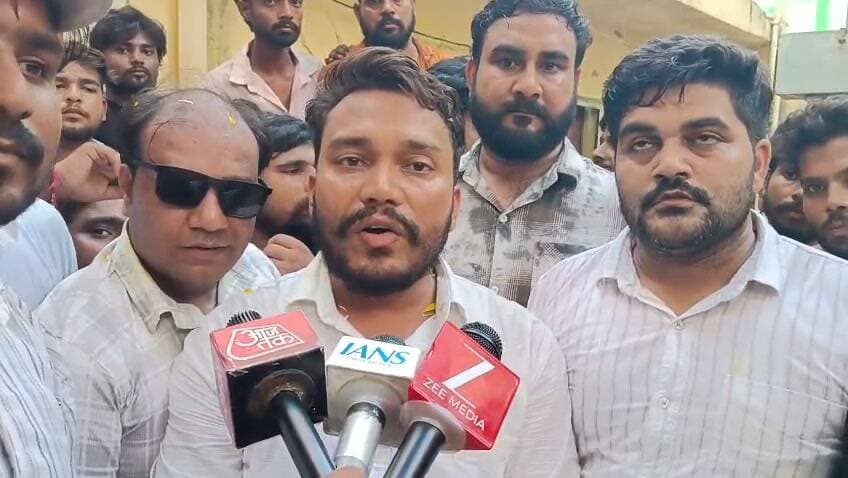 #अलीगढ़ में वाल्मीकि समाज पर टिप्पणी का मामला गरमाया, शिशिया पांडे में दलित महापंचायत, रोहतक से पहुंचे सोशल मीडिया इनफ्लुएंसर ने न्याय नहीं मिलने पर आंदोलन की चेतावनी दी
#Aligarh #ValmikiSamaj #DalitMahapanchayat #YogiBeniwal #AligarhNews