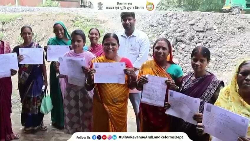 📢 जरूरी सूचना
अभियान बसेरा के तहत वासभूमि के लिए पात्र भूमिहीन परिवार अपना आवेदन अपने संबंधित अंचल कार्यालय में ही जमा करें।
👉 आवेदन के लिए अनावश्यक रूप से कहीं आने-जाने से बचें।
👉 किसी बिचौलिए या अन्य व्यक्ति के बहकावे में न आएं।
👉 आवेदन प्रक्रिया के संबंध में सही जानकारी के लिए अपने अंचल कार्यालय से संपर्क करें।
आपका अधिकार—आपका आवेदन, सीधे अंचल कार्यालय में।