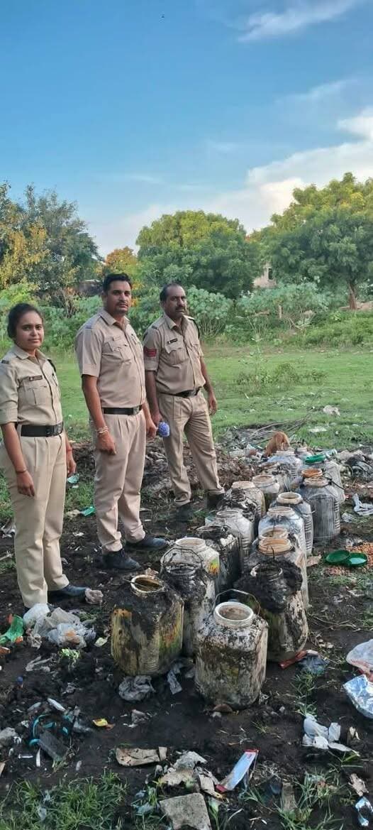 🔹नर्मदापुरम में अवैध शराब के खिलाफ बड़ी कार्रवाई, 11 प्रकरण दर्ज
➡️ कलेक्टर नर्मदापुरम श्री सोमेश मिश्रा के आदेशानुसार और जिला आबकारी अधिकारी डॉ. राजीव प्रसाद द्विवेदी के मार्गदर्शन में अवैध मदिरा के विरुद्ध चलाए जा रहे विशेष अभियान के तहत आबकारी विभाग ने बड़ी कार्रवाई की है।
विभाग द्वारा शनिवार को जिले के सभी व्रत क्षेत्रों में सघन जांच अभियान चलाया गया। इस दौरान मध्य प्रदेश आबकारी अधिनियम के तहत कुल 11 प्रकरण कायम किए गए। कार्यवाही में 50 लीटर कच्ची हाथ भट्टी शराब और 405 किलोग्राम महुआ लहान जप्त किया गया है, जिसकी अनुमानित कीमत 50,500 रुपये आंकी गई है।
इसके साथ ही जिले में संचालित शासकीय मदिरा दुकानों का भी निरीक्षण किया गया, जिसमें अनियमितता पाए जाने पर 10 विभागीय प्रकरण दर्ज किए गए हैं।
उक्त कार्रवाई में आबकारी विभाग के सहायक जिला आबकारी अधिकारी, आबकारी उपनिरीक्षकों, मुख्य आरक्षकों एवं आरक्षकों का सराहनीय योगदान रहा। जिला आबकारी अधिकारी ने बताया कि जिले में अवैध मदिरा के निर्माण, विक्रय एवं परिवहन के विरुद्ध यह अभियान निरंतर जारी रहेगा।
#narmadapuram CM Madhya Pradesh Dr Mohan Yadav Jansampark Madhya Pradesh General Administration Department, MP Department Of Revenue, Madhya Pradesh
