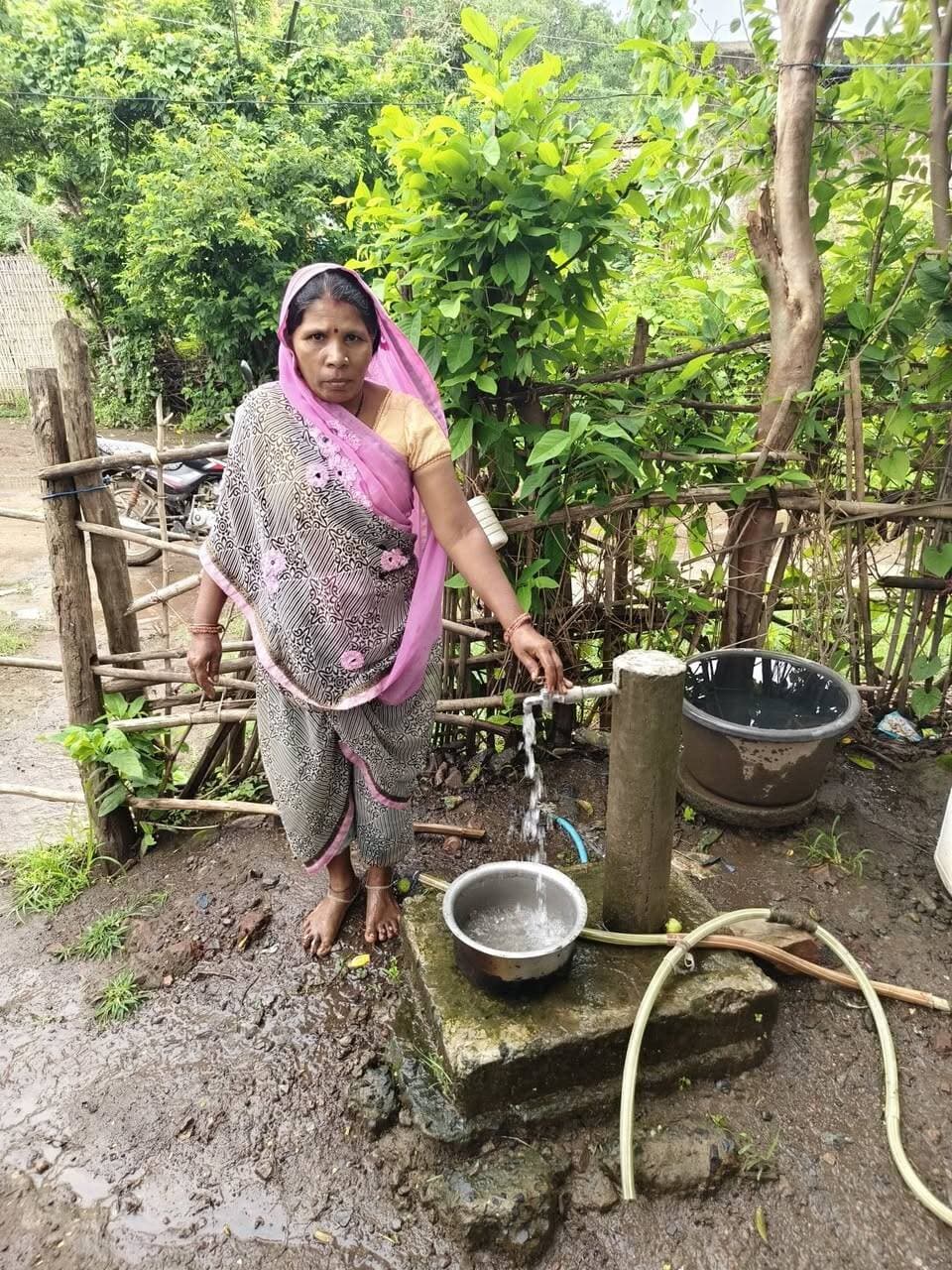 *सेवा संकल्प अभियान: खुशियों की दास्तां*
*जल जीवन मिशन बना बदलाव की नई तस्वीर, घर-घर पहुंचा रहा स्वच्छ पेयजल*
*अब नलों से बह रही है खुशियों की धारा*
*जिले मे जल जीवन मिशन के अंतर्गत 97 प्रतिशत से अधिक घरेलू नल जल कनेक्शन का कार्य पूर्ण*
*जल जीवन मिशन से बदल रहा ग्रामीण परिवेश*
हर घर तक स्वच्छ एवं गुणवत्तापूर्ण पेयजल पहुंचाने के उद्देश्य से शासन द्वारा जल जीवन मिशन अंतर्गत संचालित नल-जल योजनाओं का जिले में प्रभावी क्रियान्वयन किया जा रहा है। प्रधानमंत्री श्री नरेंद्र मोदी की दूरदर्शी सोच से प्रारंभ हुए इस महत्वाकांक्षी अभियान में मुख्यमंत्री डॉ. मोहन यादव के नेतृत्व में नर्मदापुरम जिला निरंतर प्रगति की ओर अग्रसर है। जिले में जल जीवन मिशन अंतर्गत 97 प्रतिशत से अधिक घरेलू नल जल कनेक्शन का कार्य पूर्ण किया जा चुका है तथा शेष योजनाओं को भी शीघ्र पूर्ण करने के लिए निरंतर कार्यवाही की जा रही है।
जल जीवन मिशन के प्रभाव से ग्रामीण क्षेत्रों में पेयजल आपूर्ति की तस्वीर में उल्लेखनीय बदलाव आया है। जिन गांवों में पहले ग्रामीणों, विशेषकर महिलाओं को दूर-दराज के कुओं, तालाबों एवं अन्य जलस्रोतों से पानी लाने के लिए काफी समय और श्रम करना पड़ता था, वहीं अब घर-घर नल के माध्यम से स्वच्छ पेयजल उपलब्ध हो रहा है। घर के आंगन में ही पानी की सुविधा मिलने से ग्रामीण परिवारों को मौसम की प्रतिकूल परिस्थितियों में भी पेयजल के लिए भटकना नहीं पड़ता।
नल से नियमित एवं गुणवत्तापूर्ण पेयजल की उपलब्धता से ग्रामीण परिवारों को सुविधा मिलने के साथ स्वास्थ्य सुरक्षा भी मजबूत हुई है। स्वच्छ जल के उपयोग से जलजनित बीमारियों की रोकथाम में मदद मिल रही है। वहीं महिलाओं को पानी लाने में लगने वाले समय और श्रम की बचत हो रही है। इस अतिरिक्त समय का उपयोग महिलाएं कृषि कार्य, स्वरोजगार, घरेलू गतिविधियों तथा अन्य आर्थिक एवं सामाजिक कार्यों में कर रही हैं।
जल जीवन मिशन का लाभ केवल परिवारों तक सीमित नहीं है, बल्कि पशुपालन करने वाले ग्रामीणों को भी इसका लाभ मिल रहा है। घर के समीप ही पानी उपलब्ध होने से पशुओं के लिए भी आसानी से पानी की व्यवस्था हो रही है। इससे कुएं, तालाब एवं अन्य दूरस्थ जलस्रोतों से पानी लाने में लगने वाला समय और श्रम बच रहा है।
योजनाओं के संचालन एवं सुचारू जलापूर्ति सुनिश्चित करने के लिए गांवों में जल सहायता समितियों का गठन किया गया है। समितियों के माध्यम से स्थानीय स्तर पर जलापूर्ति व्यवस्था की निगरानी एवं आवश्यक समन्वय किया जा रहा है। इससे ग्रामीणों की सहभागिता के साथ नल-जल योजनाओं के संचालन को प्रभावी बनाने में मदद मिल रही है।
जल जीवन मिशन अंतर्गत जिले में 737 योजनाएं पूर्ण हो चुकी हैं जिसमे अब तक नर्मदापुरम विकासखंड में 82, केसला में 81, माखननगर में 94, सोहागपुर में 123, पिपरिया में 109, बनखेड़ी 100 तथा सिवनिमालवा में 148 योजनाएं पूर्ण हो चुकी हैं। जिनमें से कुल 527 योजनाओं का विकासखंडवार हैंडओवर किया गया है। इनमें नर्मदापुरम विकासखंड में 60, केसला में 62, माखननगर में 46, सोहागपुर में 81, पिपरिया में 91, बनखेड़ी में 86 तथा सिवनीमालवा में 101 योजनाएं शामिल हैं।
जल जीवन मिशन के माध्यम से नर्मदापुरम जिले के ग्रामीण क्षेत्रों में पेयजल की उपलब्धता को लेकर लंबे समय से चली आ रही कठिनाइयों का समाधान हुआ है। घर-घर नल से जल पहुंचने से ग्रामीण जीवन में सुविधा, समय की बचत और स्वास्थ्य सुरक्षा के साथ महिलाओं एवं ग्रामीण परिवारों के सामाजिक-आर्थिक जीवन में भी सकारात्मक बदलाव देखने को मिल रहा है।
#सेवा_संकल्प_अभियान #SevaSankalpAbhiyan CM Madhya Pradesh Dr Mohan Yadav Jansampark Madhya Pradesh General Administration Department, MP Panchayat, Rural Development and Social Welfare Department of Madhya Pradesh Home Department of Madhya Pradesh Department of Water Resources, Madhya Pradesh