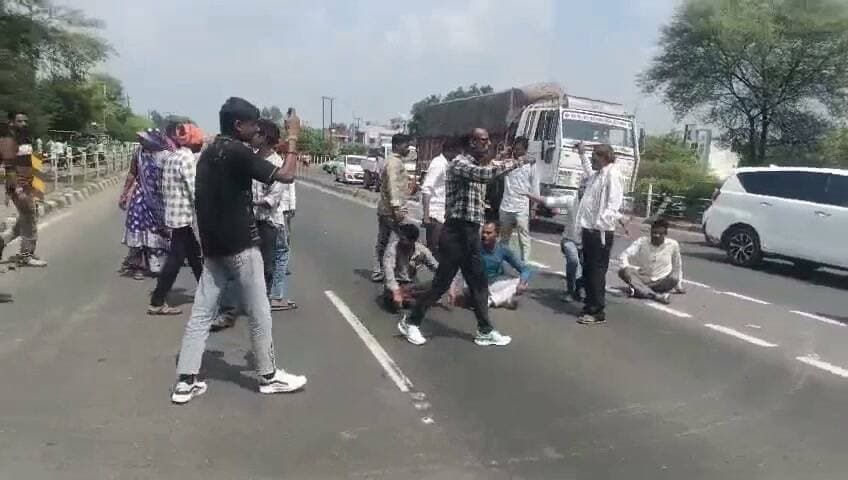 ब्रेकिंग न्यूज़
पिपलियामंडी। कल रात सूपड़ा में तेज रफ्तार कार की टक्कर से कई महिलाओं के घायल होने के बाद ग्रामीणों में आक्रोश, ग्रामीण बड़ी संख्या में पिपलियामंडी थाने के बाहर एकत्रित हुए हैं। ग्रामीण थाना घेराव करने की बात कह रहे हैं और मामले में निष्पक्ष जांच के साथ दोषियों पर कड़ी कार्रवाई की मांग कर रहे हैं, पुलिस-प्रशासन मौके पर मौजूद है।