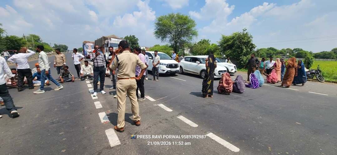 सुपड़ा हादसे के बाद ग्रामीणों में आक्रोश, आक्रोशित ग्रामीणों ने महू-नीमच हाईवे किया जाम। मौके पर बड़ी संख्या में लोग मौजूद, यातायात प्रभावित।
#सुपड़ा #हादसा #महूनीमचहाईवे #मंदसौर #यशस्वीदुनिया