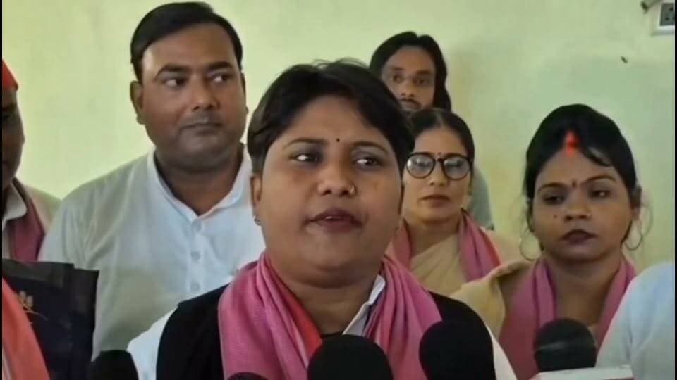 बहराइच में बोलीं सपा नेता सीमा राजभर—'सपा के दरवाजे सबके लिए खुले हैं, लेकिन पीले गमछे वाले मंत्री के लिए नहीं'
बहराइच पहुँचीं समाजवादी पार्टी महिला सभा की राष्ट्रीय अध्यक्ष सीमा राजभर ने पार्टी कार्यकर्ताओं के साथ बैठक की और संगठन को मजबूत करने पर बल दिया। मीडिया से बात करते हुए उन्होंने भाजपा सरकार और सुभासपा पर जमकर निशाना साधा।
सीमा राजभर ने साफ किया कि समाजवादी पार्टी का दरवाजा समाज के हर वर्ग और नेता के लिए हमेशा खुला है।
उन्होंने कड़ा रुख अपनाते हुए कहा, "पार्टी में सभी का स्वागत है, लेकिन 'पीले गमछे वाले मंत्री' के लिए सपा के दरवाजे हमेशा के लिए बंद हैं।"
उन्होंने राजभर समाज को गुमराह करने और बार-बार पाला बदलने का आरोप लगाते हुए कहा कि जनता अब उनके झांसे में आने वाली नहीं है।
सपा नेता के इस बयान के बाद स्थानीय राजनीति और राजभर समाज के बीच चर्चा तेज हो गई है।