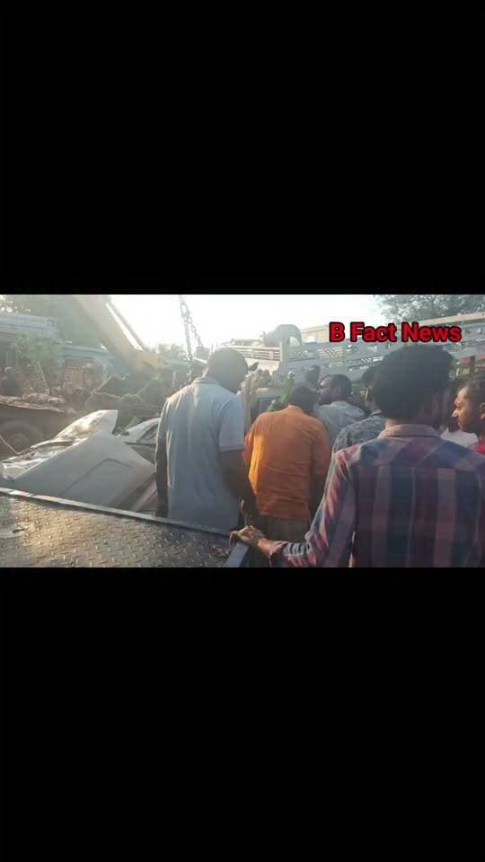 बहराइच में टिकोरा मोड़ के पास दो पिकअप में जोरदार भिड़ंत, दोनों चालक गंभीर, मेडिकल कॉलेज रेफर।
लखनऊ-बहराइच मार्ग पर टिकोरा मोड़ के पास आज सुबह दो पिकअप गाड़ियों की आपस में भीषण टक्कर हो गई। टक्कर इतनी तेज थी कि दोनों गाड़ियों के परखच्चे उड़ गए और दोनों चालक गंभीर रूप से घायल हो गए।
मिली जानकारी के मुताबिक, हादसा सुबह-सुबह लखनऊ-बहराइच हाईवे स्थित टिकोरा मोड़ के पास हुआ। दोनों पिकअप तेज रफ्तार में थीं, तभी अचानक अनियंत्रित होकर आपस में टकरा गईं। भिड़ंत की आवाज सुनकर आसपास के स्थानीय लोग मौके पर दौड़ पड़े।
सूचना मिलते ही देहात कोतवाली पुलिस की टीम तुरंत मौके पर पहुंची और स्थानीय लोगों की मदद से दोनों घायलों को गाड़ियों से बाहर निकाला गया। चालकों की गंभीर स्थिति को देखते हुए पुलिस ने तत्काल एंबुलेंस के जरिए दोनों को बहराइच मेडिकल कॉलेज भेज दिया।
देहात कोतवाली पुलिस ने दुर्घटनाग्रस्त दोनों वाहनों को कब्जे में लेकर हाईवे पर यातायात सुचारू रूप से बहाल करवा दिया है। मामले की जांच जारी है।