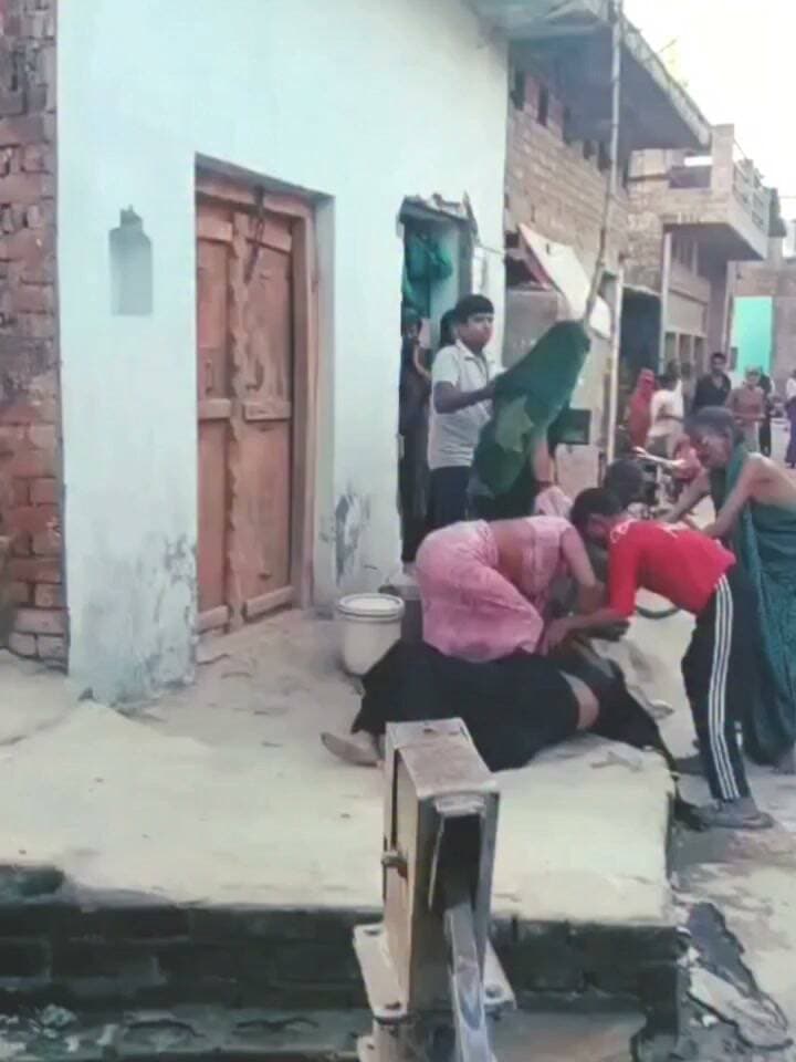 कौशांबी में लगभग सात माह की गर्भवती महिला की बेरहमी से पिटाई का वीडियो वायरल।
पड़ोस की दो महिलाओं पर मारपीट का आरोप घायल महिला जिला अस्पताल में भर्ती। पीड़िता ने सैनी थाने में दी तहरीर।
मामला गनपा गांव का बताया जा रहा है