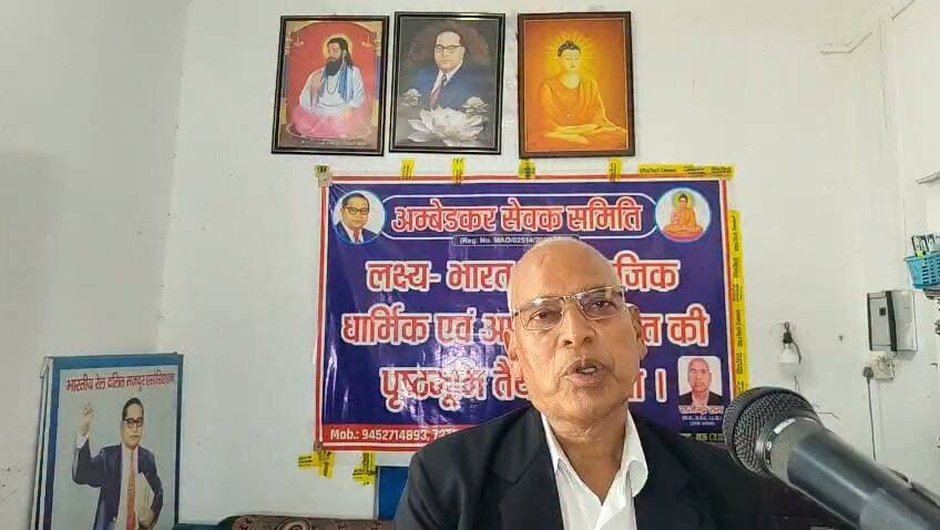 दिल्ली से उठी बड़ी आवाज! राष्ट्रीय सवर्ण एकता मंच बनाने की मांग तेज
दिल्ली पहुंचे दलित चिंतक एड. राजेंद्र राम से समाज के लोगों ने राष्ट्रीय स्तर पर ‘सवर्ण एकता मंच’ के गठन का सर्वसम्मति से आग्रह किया।
लोगों का सुझाव है कि देशभर में समाज के लोगों को एकजुट कर संगठित तरीके से अपने मुद्दों की आवाज बुलंद की जाए।
इसी दौरान मंच की ओर से एड. राजेंद्र राम को विधि सलाहकार घोषित किए जाने की बात भी सामने आई।
आखिर दिल्ली में क्या बनी रणनीति?
देखिए इस वीडियो में पूरी जानकारी...
#RajendraRam #SavarnEktaManch #Delhi #UGCRollback #MauLive