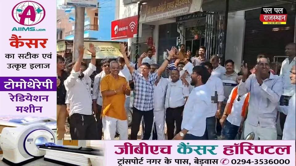 मावली नगरपालिका के अध्यक्ष पद का चुनाव बेहद रोमांचक रहा। भाजपा के राकेश मीणा और कांग्रेस की पुष्पा भील के बीच मुकाबले में दोनों प्रत्याशियों को 10-10 वोट मिले। बराबरी के बाद नियमानुसार गोटी के माध्यम से फैसला किया गया, जिसमें भाजपा के राकेश मीणा विजयी रहे।
इससे पहले मावली नगरपालिका के 20 वार्डों के चुनाव में कांग्रेस ने 10 सीटें, भाजपा ने 9 सीटें और एक सीट निर्दलीय ने जीती थी। अध्यक्ष पद के लिए बहुमत का आंकड़ा 11 था।
राकेश मीणा वार्ड 1 से भाजपा के पार्षद चुने गए थे। अध्यक्ष पद के लिए राकेश मीणा और पुष्पा भील के बीच सीधा मुकाबला था।
मतदान में दोनों प्रत्याशियों के बराबर वोट आने के बाद गोटी से फैसला हुआ और राकेश मीणा के पक्ष में परिणाम गया। इसके बाद भाजपा कार्यकर्ताओं ने विजय जुलूस निकाला और आतिशबाजी कर जीत का जश्न मनाया। #PalPalNewsRajasthan #PalPalRajasthan #Mavli #MavliNews #MavliNagarPalika #MavliElection #MavliElection2026 #RakeshMeena #RakeshKumarMeena #PushpaBhil #BJP #Congress #MavliResult #ChairmanElection #NagarPalikaElection #MunicipalElection #10Votes #ElectionTie #GotiDecision #RajasthanNews #UdaipurNews #MewarNews #UdaipurPolitics #RajasthanPolitics #BreakingNews #HindiNews #LocalElection #MavliBreakingNews #ElectionResult2026 #PalPalRajasthanNews