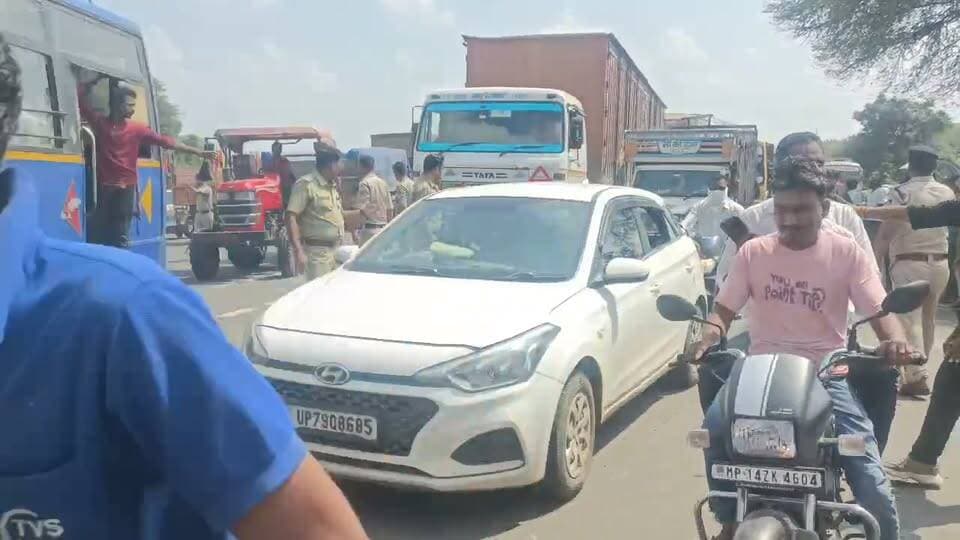 एडिशनल एसपी तेर सिंह बघेल एवं मल्हारगढ़ SDOP पिंटू बघेल की समझाइश के बाद ग्रामीणों ने चक्काजाम समाप्त कर दिया है, करीब 2 घंटे तक चले चक्काजाम के बाद हाईवे पर वाहनों का आवागमन शुरू हो गया है, दोनों तरफ से यातायात सुचारु रूप से चालू हो गया है।