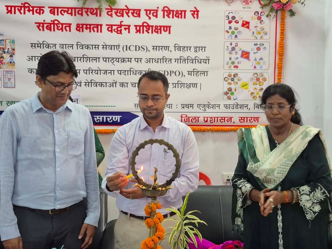 खेल भवन में चार दिवसीय प्रशिक्षण सत्र आयोजित, आंगनबाड़ी केंद्रों को मॉडल स्वरूप में विकसित करने पर जोर
छपरा, 21 सितंबर 2026।
जिला खेल भवन, छपरा में ‘प्रथम’ फाउंडेशन के द्वारा चार दिवसीय प्रशिक्षण सत्र का आयोजन किया जा रहा है। प्रशिक्षण कार्यक्रम में आंगनबाड़ी केंद्रों पर बच्चों के शारीरिक, बौद्धिक एवं मानसिक विकास के आकलन से संबंधित प्रशिक्षण दिया जा रहा है। इस संबंध में दीप प्रज्वलन के साथ प्रशिक्षण सत्र के प्रारंभ में जिला पदाधिकारी ने अपने संबोधन में इस प्रशिक्षण सत्र की आवश्यकता एवं स्वरूप पर प्रकाश डाला उन्होंने बताया कि
इस प्रशिक्षण के तहत चयनित 18 बाल विकास परियोजना पदाधिकारियों (सीडीपीओ),98 महिला पर्यवेक्षिकाओं (एलएस)तथा 105 आंगनबाड़ी सहायिकाओं एवं सेविकाओं को मास्टर ट्रेनर के रूप में प्रशिक्षित किया जा रहा है। प्रशिक्षण का उद्देश्य आंगनबाड़ी केंद्रों पर बच्चों के समग्र विकास का व्यवस्थित आकलन करने तथा गतिविधि आधारित शिक्षण एवं बाल विकास की प्रभावी प्रक्रिया को सुदृढ़ करना है।
प्रशिक्षण प्राप्त करने के उपरांत मास्टर ट्रेनरों को अपने-अपने कार्यक्षेत्र में भेजा जाएगा। उनके द्वारा आगामी 20 दिनों तक संबंधित आंगनबाड़ी केंद्रों पर प्रशिक्षण के दौरान प्राप्त तकनीकों एवं गतिविधियों का व्यवहारिक अभ्यास किया जाएगा। इसके बाद वे अपने क्षेत्र की अन्य आंगनबाड़ी सेविकाओं एवं सहायिकाओं को भी प्रशिक्षण एवं आवश्यक मार्गदर्शन प्रदान करेंगे।
इस प्रशिक्षण व्यवस्था का उद्देश्य आंगनबाड़ी केंद्रों में बच्चों के शारीरिक, बौद्धिक एवं मानसिक विकास के आकलन की प्रक्रिया को प्रभावी एवं नियमित बनाना तथा आंगनबाड़ी केंद्रों को मॉडल स्वरूप में विकसित करना है। मास्टर ट्रेनरों के माध्यम से प्रशिक्षण को अन्य आंगनबाड़ी केंद्रों तक पहुंचाते हुए इस व्यवस्था को निरंतर आगे बढ़ाने का प्रयास किया जा रहा है।