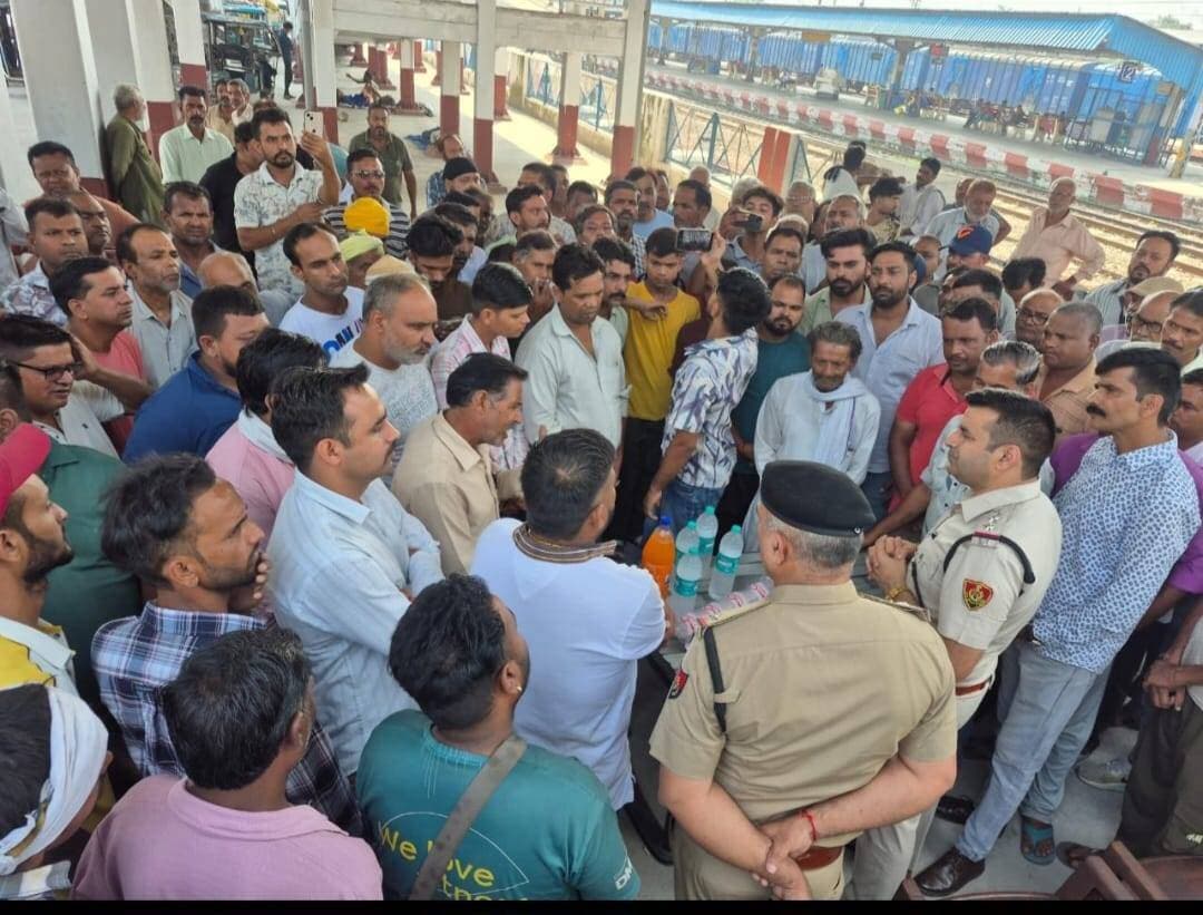 *रेलवे स्टेशन पर ऑटो रिक्शा यूनियन के पदाधिकारियों व चालकों के साथ थाना प्रभारी ने की बैठक, यातायात व्यवस्था सुचारु रखने के दिए निर्देश,ऑटो चालकों को यातायात नियमों का पालन करने की दी हिदायत*
21-9
पुलिस प्रवक्ता ने जानकारी देते हुए बताया कि पुलिस अधीक्षक कमलदीप गोयल के निर्देशानुसार त्योहारों के सीजन को देखते हुए यातायात व्यवस्था को सुचारु बनाए रखने के उद्देश्य से थाना शहर यमुनानगर प्रभारी मनोज कुमार ने रेलवे स्टेशन पर ऑटो रिक्शा यूनियन के पदाधिकारियों एवं चालकों के साथ बैठक का आयोजन किया। बैठक के दौरान ऑटो चालकों को यातायात नियमों का पालन करने तथा आमजन को आवागमन में किसी प्रकार की परेशानी न होने देने के संबंध में आवश्यक दिशा-निर्देश दिए गए।
थाना प्रभारी मनोज कुमार ने कहा कि त्योहारों के दौरान बाजारों, रेलवे स्टेशन और अन्य सार्वजनिक स्थानों पर लोगों की आवाजाही बढ़ जाती है। ऐसे में ऑटो रिक्शा चालकों की जिम्मेदारी है कि वे अपने वाहनों को निर्धारित एवं उचित स्थान पर खड़ा करें, ताकि यातायात व्यवस्था बाधित न हो और आमजन को परेशानी का सामना न करना पड़े। उन्होंने सभी चालकों से यातायात नियमों का पालन करने की अपील की।
उन्होंने निर्देश दिए कि प्रत्येक ऑटो रिक्शा पर उसका रजिस्ट्रेशन नंबर स्पष्ट रूप से अंकित होना चाहिए। कोई भी चालक सड़क के बीच में ऑटो खड़ा न करे। यदि किसी सवारी को वाहन में बैठाना या उतारना हो, तो ऑटो को सड़क के किनारे सुरक्षित स्थान पर रोककर ही यह कार्य किया जाए। इससे सड़क पर जाम की स्थिति उत्पन्न होने से बचाया जा सकेगा और अन्य वाहन चालकों को भी आवागमन में सुविधा रहेगी।
थाना प्रभारी ने ऑटो चालकों को सख्त हिदायत देते हुए कहा कि कोई भी चालक नशे की हालत में वाहन न चलाए। नशे में वाहन चलाने से चालक के साथ-साथ सड़क पर चलने वाले अन्य लोगों की सुरक्षा भी खतरे में पड़ सकती है। यदि कोई चालक नशे में वाहन चलाता हुआ पाया जाता है, तो उसके खिलाफ नियमानुसार कार्रवाई की जाएगी। उन्होंने सभी चालकों से जिम्मेदारी के साथ वाहन चलाने और सड़क सुरक्षा को प्राथमिकता देने का आह्वान किया।
बैठक के दौरान ऑटो रिक्शा यूनियन के प्रधान मनीष कुमार ने पुलिस को आश्वासन दिया कि वह यूनियन के सभी ऑटो चालकों के साथ बैठक कर पुलिस द्वारा दिए गए निर्देशों से उन्हें अवगत करवाएंगे। उन्होंने कहा कि यूनियन की ओर से यातायात व्यवस्था बनाए रखने में पुलिस का सहयोग किया जाएगा तथा चालकों को नियमों का पालन करने के लिए प्रेरित किया जाएगा।
पुलिस प्रवक्ता ने बताया कि यमुनानगर शहर में करीब 9000 ऑटो एवं रिक्शा संचालित होते हैं। ऐसे में यातायात व्यवस्था को बेहतर बनाए रखने के लिए ऑटो चालकों का सहयोग आवश्यक है। बैठक में यूनियन प्रधान मनीष कुमार, उप प्रधान बृजपाल, धर्मेंद्र, उप प्रधान रवि कुमार, सेक्रेटरी हरीश कुमार सहित अन्य पदाधिकारी एवं ऑटो चालक मौजूद रहे।