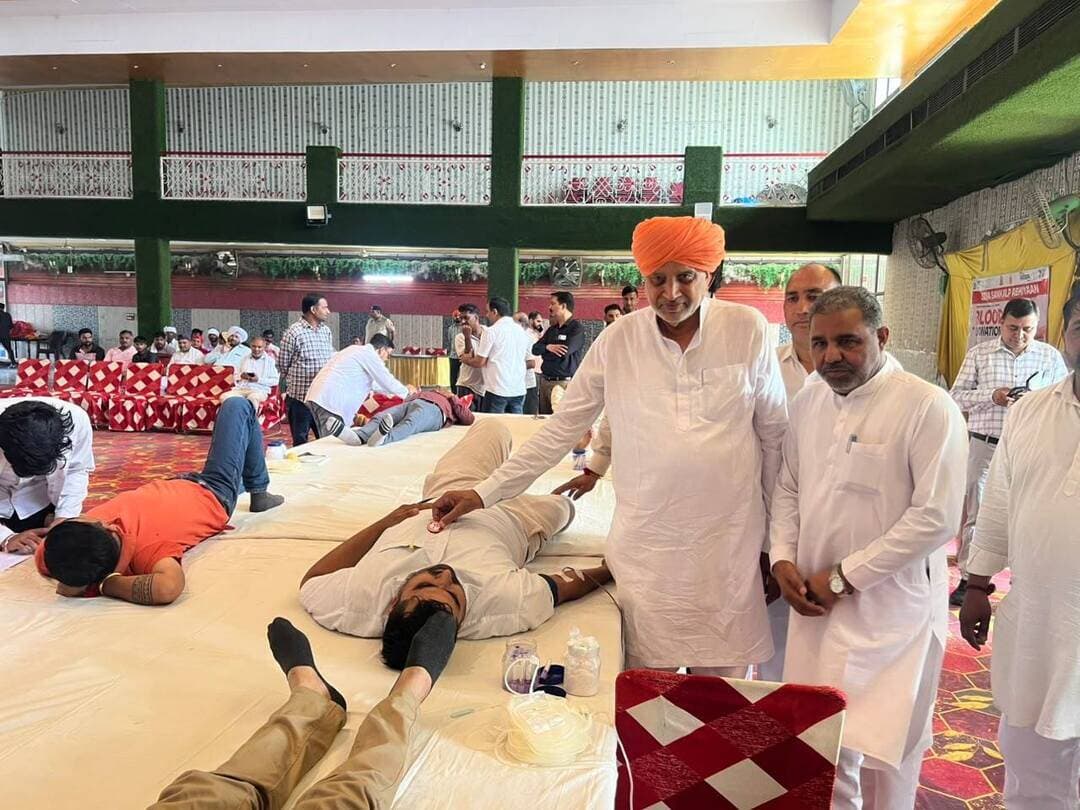 रक्तदान को बनाएं जीवन का संकल्प, जरूरतमंदों के लिए आगे आएं : श्याम सिंह राणा
रक्त की हर बूंद अनमोल, दान से बचती जिंदगियां - श्याम सिंह राणा
रक्तदान से बड़ा कोई दान नहीं, मानवता की सेवा का सशक्त माध्यम : श्याम सिंह राणा
नगरपालिका रादौर द्वारा सेवा संकल्प अभियान के तहत आयोजित किया रक्तदान शिविर, 40 यूनिट रक्त एकत्रित
यमुनानगर/रादौर। कृषि एवं किसान कल्याण, मत्स्य एवं पशुपालन मंत्री श्याम सिंह राणा ने कहा कि रक्तदान से बड़ा कोई दान नहीं है। प्रत्येक स्वस्थ व्यक्ति को अपने जीवन में रक्तदान अवश्य करना चाहिए। रक्त का कोई विकल्प नहीं है और एक मनुष्य का रक्त ही दूसरे मनुष्य के जीवन को बचा सकता है। रक्तदान न केवल किसी जरूरतमंद की जान बचाता है, बल्कि जात-पात और धर्म से ऊपर उठकर मानवता की सेवा करने का अवसर भी प्रदान करता है। कृषि मंत्री श्याम सिंह राणा सेवा संकल्प अभियान के तहत रादौर के सफल पैलेस में नगरपालिका की ओर से आयोजित रक्तदान शिविर में बतौर मुख्य अतिथि पहुंचे। उन्होंने रक्तदाताओं का हौसला बढ़ाया और उन्हें रक्तदान के लिए प्रेरित किया। शिविर में करीब 40 यूनिट रक्त एकत्रित किया गया।
मंत्री राणा ने कहा कि देश और प्रदेश में सेवा संकल्प अभियान के तहत विभिन्न सामाजिक एवं जनसेवा से जुड़े कार्यक्रम आयोजित किए जा रहे हैं। सेवा पखवाड़े के दौरान रक्तदान शिविर, स्वच्छता अभियान, आत्मनिर्भर भारत, पेंटिंग प्रतियोगिता, प्रबुद्ध सम्मेलन, स्वास्थ्य जांच शिविर और मैराथन सहित अनेक कार्यक्रम आयोजित किए जा रहे हैं। ऐसे आयोजन लोगों को सेवा भाव और राष्ट्र के प्रति समर्पित होकर कार्य करने के लिए प्रेरित करते हैं। उन्होंने कहा कि रक्तदान किसी जरूरतमंद को नया जीवन देने का कार्य है। विशेष रूप से थैलेसीमिया से पीड़ित मरीजों को नियमित रूप से रक्त की आवश्यकता होती है। ऐसे मरीजों के लिए रक्तदान शिविर महत्वपूर्ण भूमिका निभाते हैं। उन्होंने कहा कि देश का युवा हमेशा रक्तदान के माध्यम से मानवता की सेवा में योगदान देता रहा है और आगे भी युवाओं को इस नेक कार्य के लिए आगे आना चाहिए। श्याम सिंह राणा ने कहा कि हमें देश के महापुरुषों के जीवन से सेवा और राष्ट्रभक्ति की प्रेरणा मिलती है। इसलिए महापुरुषों की जयंती पर रक्तदान जैसे जनसेवा के कार्यक्रम आयोजित किए जाने चाहिए। उन्होंने स्वस्थ जीवनशैली अपनाने का आह्वान करते हुए कहा कि शरीर को स्वस्थ रखने के लिए नियमित सुबह की सैर और शारीरिक गतिविधियां बेहद जरूरी हैं। सुबह की सैर शरीर को सक्रिय रखने के साथ-साथ दिनभर ऊर्जा और स्फूर्ति बनाए रखने में सहायक होती है। इस अवसर पर सफाई कर्मचारी आयोग के चेयरमैन एवं पूर्व विधायक ईश्वर सिंह पलाका, नगरपालिका चेयरमैन रजनीश मेहता, नगरपालिका सचिव सुरेंद्र मलिक, सफाई निरीक्षक सुमित बेंस, को-ऑपरेटिव सोसायटी के चेयरमैन धर्म सिंह बंचल, भाजपा मंडल अध्यक्ष कृष्ण कंबोज, चरण सिंह टोपरा, अमित गर्ग सहित भाजपा के वरिष्ठ नेता, कार्यकर्ता एवं अन्य गणमान्य व्यक्ति उपस्थित रहे।
--------------
25 सितंबर को मनाई जाएगी पंडित दीनदयाल उपाध्याय की जयंती -
कृषि मंत्री ने भाजपा नेताओं, कार्यकर्ताओं, सरपंचों और ग्रामीणों का आह्वान किया कि वे 25 सितंबर 2026 को सुबह अनाज मंडी रादौर में आयोजित पंडित दीनदयाल उपाध्याय जयंती समारोह में परिवार सहित शामिल हों। उन्होंने कहा कि पंडित दीनदयाल उपाध्याय के जीवन में देशसेवा का जज्बा था। उनका विचार था कि सरकार की योजनाओं और विकास का लाभ समाज के अंतिम व्यक्ति तक पहुंचे। इसी भावना को अंत्योदय के रूप में आगे बढ़ाया गया। उन्होंने कहा कि केंद्र और प्रदेश सरकार अंत्योदय की नीति के तहत समाज के प्रत्येक वर्ग तक योजनाओं का लाभ पहुंचाने के लिए कार्य कर रही हैं।
फोटो - रक्तदाताओं को बैच लगाते कृषि मंत्री श्याम सिंह राणा।