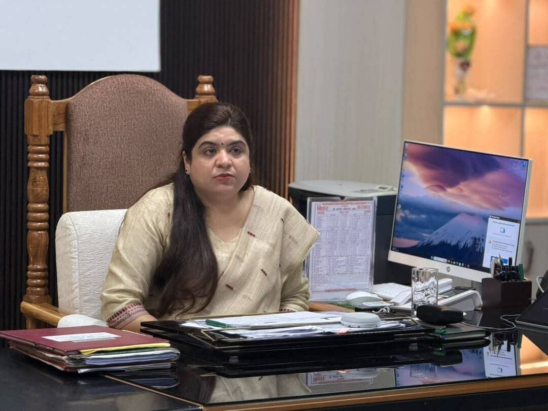 📍 राजस्व सेवाओं में तेजी, लंबित मामलों के समयबद्ध निष्पादन पर जोर
जिला पदाधिकारी, औरंगाबाद श्रीमती अभिलाषा शर्मा (भा०प्र०से०) की अध्यक्षता में आज समाहरणालय में राजस्व एवं भूमि सुधार विभाग से संबंधित कार्यों की विस्तृत समीक्षा बैठक आयोजित की गई। बैठक में अपर समाहर्ता श्री अनुग्रह नारायण सिंह, सभी अंचल अधिकारी (CO), भूमि सुधार उप समाहर्ता (DCLR) एवं संबंधित पदाधिकारी उपस्थित रहे।
बैठक में दाखिल-खारिज, ऑनलाइन दाखिल-खारिज, जमाबंदी सुधार, सरकारी भूमि का सत्यापन, सरकारी भूमि के म्यूटेशन, बसैरा-02 अभियान, भू-समाधान पोर्टल एवं सहयोग शिविर पोर्टल सहित विभिन्न राजस्व सेवाओं की अंचलवार प्रगति की समीक्षा की गई।
📊 समीक्षा के प्रमुख आंकड़े
🔹 ऑनलाइन दाखिल-खारिज
कुल 16,546 मामलों में से 13,571 मामलों का निष्पादन, अर्थात 82% निष्पादन।
🔹 सरकारी भूमि का सत्यापन
कुल 1,16,205 प्लॉट में से 1,11,302 प्लॉट का CO स्तर पर सत्यापन पूर्ण।
➡️ 95.8% सत्यापन प्रगति।
🔹 सरकारी भूमि एवं अन्य भूमि संबंधी मामले
कुल 4,260 मामलों की समीक्षा करते हुए लंबित मामलों के शीघ्र निष्पादन तथा भूमि अधिग्रहण, हस्तांतरण एवं बंदोबस्ती से संबंधित मामलों में नियमानुसार कार्रवाई के निर्देश।
🔹 बसैरा-02 अभियान
कुल 2,706 सर्वेक्षण की समीक्षा।
➡️ 1,706 पर्चे अपलोड किए जा चुके हैं।
🔹 भू-समाधान पोर्टल
कुल 2,609 आवेदनों में से 2,294 मामलों का अंतिम निष्पादन।
🔹 सहयोग शिविर पोर्टल
कुल 3,265 प्राप्त आवेदनों में से 3,125 मामलों का निष्पादन। शेष लंबित मामलों को भी शीघ्र निष्पादित करने का निर्देश।
🔹 जमाबंदी सुधार
जमाबंदी में नाम, विवरण एवं अन्य प्रविष्टियों से संबंधित लंबित मामलों को प्राथमिकता के आधार पर नियमानुसार निष्पादित करने का निर्देश।
🎯 जिलाधिकारी ने स्पष्ट निर्देश दिया कि राजस्व एवं भूमि सुधार से संबंधित सेवाओं का लाभ आम नागरिकों को पारदर्शी, सुगम एवं समयबद्ध तरीके से उपलब्ध कराया जाए। अंचलवार लंबित मामलों की नियमित समीक्षा करते हुए निर्धारित समय-सीमा में निष्पादन सुनिश्चित करने तथा अपेक्षाकृत अधिक लंबित मामलों वाले अंचलों पर विशेष ध्यान देने को कहा गया।
साथ ही, सभी संबंधित पोर्टल एवं अभियानों में अद्यतन प्रविष्टि, नियमित मॉनिटरिंग एवं प्रगति की निरंतर समीक्षा सुनिश्चित करने का निर्देश दिया गया।
समयबद्ध राजस्व सेवाएं — पारदर्शी प्रशासन — नागरिकों को सुगम सेवा।
#Aurangabad #RevenueAndLandReforms #DistrictAdministration #GoodGovernance #BiharGovernment #CitizenServices
Revenue and Land Reforms Dept, Govt. of Bihar Information & Public Relations Department, Government of Bihar CMO Bihar