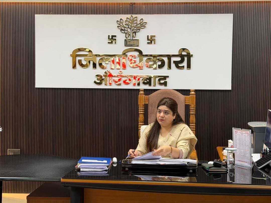 🏛️ जनता की समस्याओं का त्वरित समाधान, जिला प्रशासन की प्राथमिकता
📍 औरंगाबाद | 21 सितंबर 2026
सात निश्चय-3 अंतर्गत “सबका सम्मान – जीवन आसान” पहल के तहत आज जिला पदाधिकारी, औरंगाबाद श्रीमती अभिलाषा शर्मा (भा०प्र०से०) द्वारा समाहरणालय स्थित कार्यालय प्रकोष्ठ में जनता दरबार का आयोजन किया गया।
👥 जनता दरबार में जिले के विभिन्न प्रखंडों से आए आम नागरिकों ने अपनी समस्याओं, शिकायतों एवं जनहित से जुड़े मामलों को जिला पदाधिकारी के समक्ष रखा। परिवादियों द्वारा विभिन्न विषयों से संबंधित आवेदन प्रस्तुत किए गए।
📋 प्राप्त परिवादों में मुख्य रूप से दाखिल-खारिज, अतिक्रमण, राशन कार्ड, नाली-गली निर्माण, भूमि विवाद, सड़क निर्माण, आंगनबाड़ी सेविका बहाली, जमाबंदी, इंदिरा आवास, भूमि मापी, जमीन पर अवैध कब्जा, परिमार्जन, एलपीसी निर्गत करने, पैक्स से संबंधित मामले, मानदेय भुगतान, आंगनबाड़ी बहाली में अनियमितता, अनुग्रह अनुदान सहित अन्य जनहित से जुड़े मामले शामिल रहे।
➡️ जनता दरबार में प्राप्त सभी परिवादों को विधिवत पंजीकृत कर संबंधित विभागों एवं पदाधिकारियों को अग्रसारित किया गया। संबंधित अधिकारियों को प्रत्येक मामले में त्वरित, गुणवत्तापूर्ण, निष्पक्ष एवं न्यायसंगत कार्रवाई सुनिश्चित करने के निर्देश दिए गए।
⏱️ जिला प्रशासन द्वारा यह सुनिश्चित किया जा रहा है कि प्राप्त परिवादों का निर्धारित समय-सीमा के भीतर निष्पादन हो, ताकि नागरिकों को अपनी समस्याओं के समाधान के लिए अनावश्यक विलंब का सामना न करना पड़े।
🔎 जिला पदाधिकारी ने संबंधित पदाधिकारियों को परिवादों के निष्पादन की नियमित समीक्षा करने तथा प्रत्येक मामले में नियमानुसार आवश्यक कार्रवाई सुनिश्चित करने का निर्देश दिया।
🤝 जनता की बात सीधे प्रशासन तक — समाधान की दिशा में त्वरित पहल।
#SabkaSamman #JeevanAasan #JanataDarbar #AurangabadBihar #DistrictAdministration #PublicService
Information & Public Relations Department, Government of Bihar CMO Bihar