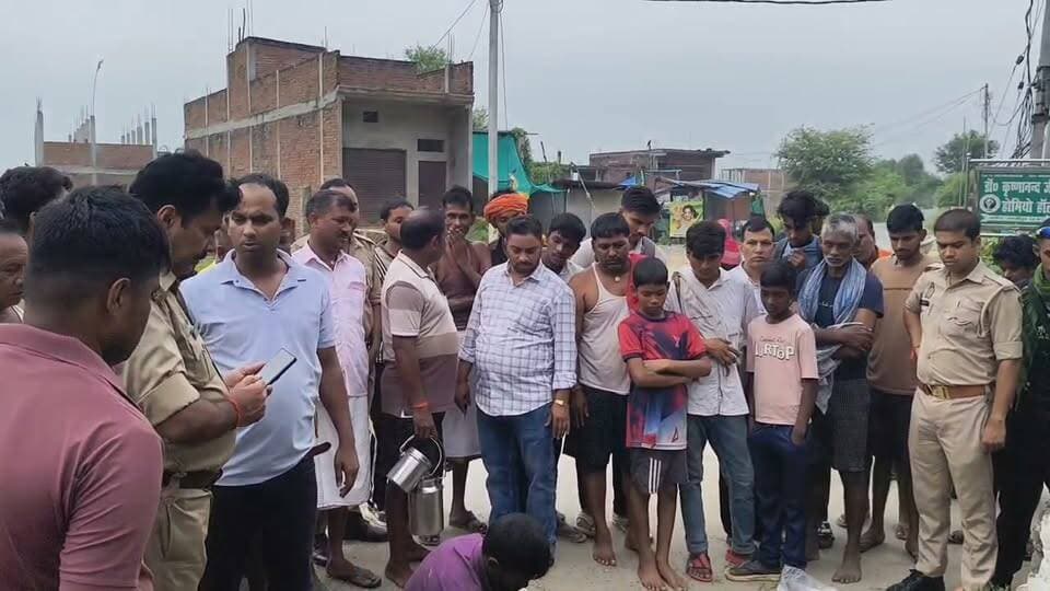 भदौरा बड़ी नहर पुलिया शराब भट्टी के सामने मिला अज्ञात व्यक्ति का शव
भदौरा क्षेत्र में बड़ी नहर पुलिया के पास पुलिस चौकी की ओर जाने वाले रास्ते पर सोमवार को एक अज्ञात व्यक्ति का शव मिलने से इलाके में सनसनी फैल गई।
स्थानीय लोगों की सूचना पर पुलिस मौके पर पहुंची और शव को कब्जे में लेकर मामले की जांच शुरू कर दी। मृतक की पहचान अभी नहीं हो सकी है।
पुलिस ने शव की शिनाख्त कराने का प्रयास शुरू कर दिया है। साथ ही घटना के संबंध में आवश्यक कानूनी कार्रवाई की जा रही है।
पुलिस का कहना है कि शव मिलने के कारणों और व्यक्ति की पहचान को लेकर जांच की जा रही है। पोस्टमार्टम रिपोर्ट के बाद मौत के कारणों की स्थिति और स्पष्ट हो सकेगी। #GhazipurNews