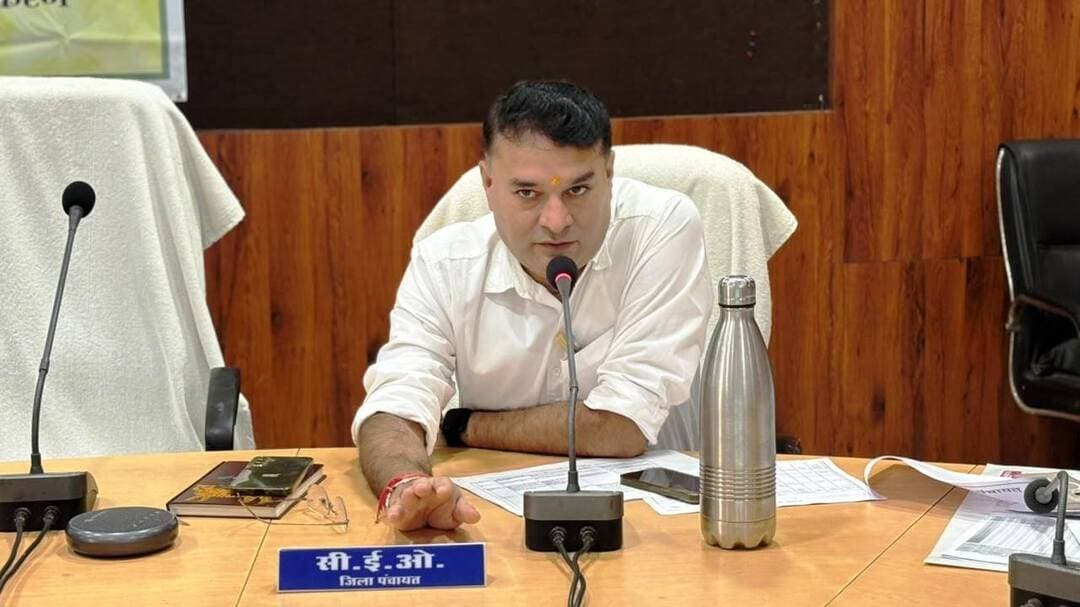 जनविश्वास अभियान के आवेदनों के त्वरित निराकरण पर फोकस करें - सीईओ
सेवा संकल्प अभियान की गतिविधियाँ बेहतर ढंग से संचालित करने के निर्देश
समय-सीमा की बैठक आयोजित
मुख्य कार्यपालन अधिकारी जिला पंचायत श्री शाश्वत सिंह मीना की अध्यक्षता में टीएल बैठक आयोजित हुई। बैठक में विभिन्न विभागों की योजनाओं एवं अभियानों की प्रगति की समीक्षा करते हुए अधिकारियों को आवश्यक दिशा-निर्देश दिए गए। बैठक में जनविश्वास अभियान के अंतर्गत प्राप्त आवेदनों के निराकरण की समीक्षा की गई। सीईओ जिला पंचायत श्री मीना ने सभी एसडीएम को निर्देशित किया कि वे अपने स्तर पर आवेदनों के निराकरण की नियमित मॉनिटरिंग करें तथा लंबित प्रकरणों का समय-सीमा में निराकरण सुनिश्चित करें। निवास में आयोजित होने वाले आगामी जनविश्वास अभियान की तैयारियों को लेकर भी संबंधित अधिकारियों को आवश्यक व्यवस्थाएं सुनिश्चित करने के निर्देश दिए गए।
#सेवा_संकल्प_अभियान के अंतर्गत संचालित गतिविधियों की समीक्षा करते हुए उन्होंने कहा कि अभियान की सभी गतिविधियां बेहतर समन्वय के साथ प्रभावी रूप से आयोजित की जाएं तथा अधिक से अधिक लोगों की सहभागिता सुनिश्चित की जाए।
बैठक में एनीमिया मुक्त भारत अभियान की भी समीक्षा की गई। इसके तहत बच्चों को आयरन-फोलिक एसिड की दवाइयों के वितरण को व्यवस्थित रूप से सुनिश्चित करने के निर्देश दिए गए। साथ ही राष्ट्रीय कृमि मुक्ति दिवस 6 अक्टूबर के संबंध में तैयारियों की समीक्षा करते हुए बच्चों को एल्बेंडाजोल की गोलियों का वितरण निर्धारित प्रोटोकॉल के अनुसार सुनिश्चित करने को कहा गया। आदिवासी कार्य विभाग, महिला एवं बाल विकास तथा स्कूल शिक्षा विभाग को आपसी समन्वय से आवश्यक तैयारियाँ पूर्ण करने के निर्देश दिए गए।
बैठक में नशा मुक्ति अभियान से संबंधित गतिविधियों की भी समीक्षा की गई। जिले में एनकोर्ड के तहत 322 प्रकरण दर्ज किए जाने की जानकारी बैठक में दी गई। सीईओ जिला पंचायत ने नशा मुक्ति को लेकर संचालित गतिविधियों को और प्रभावी बनाने तथा इनके व्यापक प्रचार-प्रसार के निर्देश संबंधित विभाग को दिए। बैठक के दौरान डीएफओ श्री एमएस मौर्य, एडीएम श्री हुनेन्द्र घोरमारे, संयुक्त कलेक्टर श्रीमती सोनल सिडाम, श्रीमती नदीमा शिरी, एसडीएम मण्डला श्री शैलेन्द्र चौधरी, डिप्टी कलेक्टर श्री क्षमा सराफ, श्री राजेश कौशिक सहित सभी जिला अधिकारी उपस्थित थे।
Jansampark Madhya Pradesh
CM Madhya Pradesh
#mandla
General Administration Department, MP
