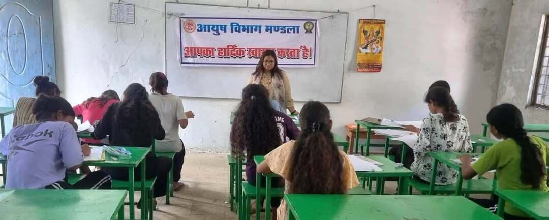 राष्ट्रीय आयुर्वेद दिवस के उपलक्ष्य में पोस्टर एवं निबंध लेखन प्रतियोगिता आयोजित
आगामी 23 सितंबर को मनाए जाने वाले राष्ट्रीय आयुर्वेद दिवस के उपलक्ष्य में आयुर्वेद के प्रति जन-जागरूकता बढ़ाने एवं विद्यार्थियों को भारतीय चिकित्सा पद्धति तथा स्वस्थ जीवनशैली के प्रति जागरूक करने के उद्देश्य से विभिन्न गतिविधियां आयोजित की जा रही हैं। इसी क्रम में जिला आयुर्वेद चिकित्सालय, मंडला द्वारा वीरांगना रानी दुर्गावती शासकीय सीनियर कन्या छात्रावास, मंडला में पोस्टर एवं निबंध लेखन प्रतियोगिता का आयोजन किया गया।
पोस्टर प्रतियोगिता में छात्राओं ने आकर्षक चित्रों एवं संदेशों के माध्यम से आयुर्वेद के महत्व को प्रदर्शित किया। वहीं निबंध लेखन प्रतियोगिता में भारतीय परंपरा में आयुर्वेद की भूमिका तथा वर्तमान समय में इसकी प्रासंगिकता को प्रभावी ढंग से अभिव्यक्त किया। इस अवसर पर जिला आयुर्वेद चिकित्सालय की ओर से डॉ. एकता वाल्को, आयुर्वेद चिकित्सा अधिकारी ने छात्राओं को आयुर्वेद आधारित स्वस्थ जीवनशैली, दैनिक दिनचर्या, ऋतुचर्या एवं संतुलित आहार के संबंध में महत्वपूर्ण जानकारी दी। उन्होंने स्वास्थ्य के प्रति जागरूक रहने और दैनिक जीवन में स्वस्थ आदतों को अपनाने के लिए प्रेरित किया। कार्यक्रम का उद्देश्य विद्यार्थियों के माध्यम से आयुर्वेद एवं स्वास्थ्य संबंधी संदेश को समाज तक पहुंचाना तथा युवा पीढ़ी को भारत की समृद्ध चिकित्सा परंपरा से जोड़ना रहा। प्रतियोगिता में छात्राओं की सक्रिय सहभागिता ने आयुर्वेद के प्रति उनकी रुचि एवं जागरूकता को प्रदर्शित किया।
Jansampark Madhya Pradesh
CM Madhya Pradesh
#mandla
Department of Ayush, Madhya Pradesh