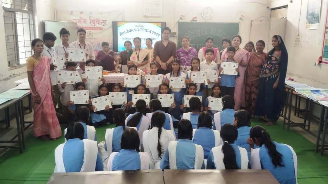 “मेरे सपनों का भारत” विषय पर चित्रकला प्रतियोगिता एवं प्रदर्शनी आयोजित
#सेवा_संकल्प_अभियान 2026 के अंतर्गत एकीकृत शासकीय हाई स्कूल बिंझिया में “मेरे सपनों का भारत” विषय पर चित्रकला प्रतियोगिता एवं प्रदर्शनी का आयोजन किया गया। प्रतियोगिता में विद्यार्थियों ने उत्साहपूर्वक सहभागिता करते हुए रंगों और चित्रों के माध्यम से अपने सपनों के भारत की कल्पना को रचनात्मक रूप में प्रस्तुत किया।
विद्यार्थियों द्वारा बनाए गए चित्रों में स्वच्छ, शिक्षित, विकसित, आत्मनिर्भर एवं पर्यावरण-संरक्षित भारत की परिकल्पना को प्रभावी ढंग से प्रदर्शित किया गया। प्रतियोगिता में उत्कृष्ट प्रदर्शन करने वाले विद्यार्थियों का चयन किया गया। मुख्य अतिथि द्वारा प्रथम, द्वितीय, तृतीय एवं सांत्वना पुरस्कार प्राप्त करने वाले विद्यार्थियों को पुरस्कार प्रदान कर सम्मानित किया गया। इस अवसर पर विद्यार्थियों की रचनात्मक प्रतिभा की सराहना करते हुए उनका उत्साहवर्धन किया गया। कार्यक्रम का आयोजन विद्यालय के प्राचार्य श्री मुकेश कुमार पांडे के मार्गदर्शन में हुआ। इस अवसर पर एसएमसी सदस्य, जनप्रतिनिधि तथा विद्यालय के समस्त शिक्षक-शिक्षिकाएं उपस्थित रहे।
Jansampark Madhya Pradesh
CM Madhya Pradesh
#mandla