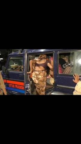 👉आधी रात गेस्ट हाउस में छापा, देह व्यापार का खुलासा
चार महिलाएं तीन पुरुष समेत संचालक हिरासत में
आपत्तिजनक सामग्री बरामद, सिगरा पुलिस की कार्रवाई
वाराणसी। सिगरा थाना क्षेत्र के परेड कोठी इलाके में सोमवार देर रात पुलिस ने एक गेस्ट हाउस में छापेमारी कर कथित देह व्यापार का खुलासा किया। पुलिस के अनुसार, बस सर्विस और भोजनालय की आड़ में संचालित गेस्ट हाउस में स्पेशल सर्विस के नाम पर अनैतिक गतिविधियां संचालित किए जाने की सूचना मिली थी। सूचना मिलते ही पुलिस टीम ने गेस्ट हाउस में छापा मारा। मौके से चार महिलाओं, तीन पुरुषों और गेस्ट हाउस के एक संचालक को हिरासत में लिया गया। तलाशी के दौरान पुलिस को आपत्तिजनक सामग्री भी मिली, जिसे जब्त कर लिया गया। कार्रवाई की जानकारी मिलते ही एसीपी चेतगंज शुभम जैन भी मौके पर पहुंच गए। उन्होंने जांच टीम के साथ गेस्ट हाउस का निरीक्षण किया और मामले की जानकारी ली। पुलिस हिरासत में लिए गए लोगों से पूछताछ कर रही है। पुलिस के मुताबिक, मामले में बरामद सामग्री और पूछताछ के आधार पर आगे की कानूनी कार्रवाई की जा रही है। साथ ही यह भी पता लगाया जा रहा है कि गेस्ट हाउस में कथित रूप से अनैतिक गतिविधियां कब से संचालित थीं और इसमें अन्य लोगों की भूमिका है या नहीं।
आपका अपना शहर Aapka Apna Shahar