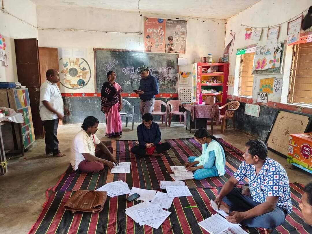 ବୌଦ୍ଧରେ ‘ଉଲ୍ଲାସ’ କାର୍ଯ୍ୟକ୍ରମ ଅଧୀନରେ ପ୍ରଥମ ମୌଳିକ ସାକ୍ଷରତା ପରୀକ୍ଷା ଅନୁଷ୍ଠିତ
ବୌଦ୍ଧ ଜିଲ୍ଲାର ସମସ୍ତ ଉଚ୍ଚ ପ୍ରାଥମିକ ବିଦ୍ୟାଳୟରେ ନବ ଭାରତ ସାକ୍ଷରତା କାର୍ଯ୍ୟକ୍ରମ (ଉଲ୍ଲାସ) ଅଧୀନରେ ୧ମ ମୌଳିକ ସାକ୍ଷରତା ଓ ସଂଖ୍ୟା ଜ୍ଞାନ ମୂଲ୍ୟାୟନ ପରୀକ୍ଷା ସଫଳତାର ସହ ଶେଷ ହୋଇଛି।
୧୫ ବର୍ଷରୁ ଉର୍ଦ୍ଧ୍ୱ ଅଶିକ୍ଷିତ ଓ ଅଧାରୁ ପାଠ ଛାଡ଼ିଥିବା ବ୍ୟକ୍ତିବିଶେଷଙ୍କ ପାଇଁ ଏହି ପରୀକ୍ଷାର ଆୟୋଜନ କରାଯାଇଥିଲା।
ଜିଲ୍ଲାର ପ୍ରାୟ ୩୦,୦୦୦ ଶିକ୍ଷାର୍ଥୀ ଏହି ପରୀକ୍ଷାରେ ଭାଗ ନେଇଥିଲେ।
ଜିଲ୍ଲା ଶିକ୍ଷାଧିକାରୀ ଶ୍ରୀ ଟେମଲାଲ ଦୁବେଙ୍କ ନିର୍ଦ୍ଦେଶନାରେ ଜିଲ୍ଲା ଓ ବ୍ଲକ ସ୍ତରୀୟ ତଦାରଖ ଟିମ୍ (BEO, ABEO, CRCC) ଦ୍ୱାରା ପରୀକ୍ଷା କେନ୍ଦ୍ରଗୁଡ଼ିକ ଅନୁଧ୍ୟାନ କରାଯାଇଥିଲା।
ପ୍ରଧାନଶିକ୍ଷକ, ଶିକ୍ଷକ-ଶିକ୍ଷୟିତ୍ରୀ, ସର୍ଭେୟର ଓ ସ୍ୱେଚ୍ଛାସେବୀଙ୍କ ସହଯୋଗରେ କାର୍ଯ୍ୟକ୍ରମଟି ସଫଳ ହୋଇଛି।
#ULLAS #NavBharatSakshartaKaryakram #Boudh #LiteracyMission #EducationForAll #OdishaEducation
