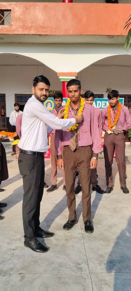 🏅🔥 सीबीएसई क्लस्टर एथलेटिक्स में PBRP Academy का शानदार प्रदर्शन, खिलाड़ियों ने जीते पदक 🔥🏅
📍 दिबियापुर/मैनपुरी
मैनपुरी के पैराडाइज पब्लिक स्कूल में आयोजित सीबीएसई क्लस्टर-4 एथलेटिक्स मीट 2026-27 में PBRP Academy, दिबियापुर के खिलाड़ियों ने शानदार प्रदर्शन करते हुए कई पदक अपने नाम किए और विद्यालय का गौरव बढ़ाया।
🥇 शिवा यादव – अंडर-14 लॉन्ग जंप में स्वर्ण पदक
🥉 आर्यन यादव – अंडर-14, 600 मीटर दौड़ में कांस्य पदक
🥉 निखिल यादव – अंडर-19, 400 मीटर दौड़ में कांस्य पदक
🥉 विकास चौहान – अंडर-19 लॉन्ग जंप में कांस्य पदक
🥉 श्रेयांश – कांस्य पदक
🥉 राम जी – कांस्य पदक
🌟 इस उपलब्धि की सबसे प्रेरणादायक बात यह रही कि पदक विजेता अधिकांश खिलाड़ी ग्रामीण परिवेश से आते हैं। उनकी सफलता यह साबित करती है कि मेहनत, लगन और सही मार्गदर्शन मिलने पर गांवों की प्रतिभाएं भी बड़े मंचों पर अपना परचम लहरा सकती हैं।
👏 खिलाड़ियों की सफलता में कोच इंद्रजीत सिंह एवं महिला कोच नीतू यादव के प्रशिक्षण और मार्गदर्शन की महत्वपूर्ण भूमिका रही।
🎉 विद्यालय में विशेष प्रार्थना सभा एवं सम्मान समारोह आयोजित कर खिलाड़ियों का स्वागत किया गया। विद्यालय अध्यक्ष डॉ. ललित पांडे, डायरेक्टर एम.ए. रूमी, प्रधानाचार्य प्रशांत पुरवार एवं उप-प्रधानाचार्य योगेंद्र सिंह ने खिलाड़ियों को सम्मानित कर उनके उज्ज्वल भविष्य की शुभकामनाएं दीं।
💐 PBRP Academy के सभी खिलाड़ियों, कोचों और विद्यालय परिवार को इस शानदार उपलब्धि के लिए हार्दिक बधाई।
📢 गांव की प्रतिभाओं ने फिर दिखाया दम, दिबियापुर का नाम प्रदेश स्तर पर किया रोशन!
#PBRPAcademy #Dibiyapur #CBSECluster4 #AthleticsMeet #DibiyapurTheLegend