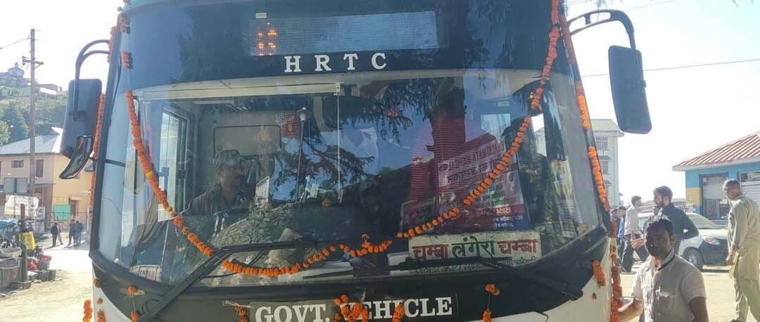 🚌 चंबा–सलूणी–लंगेरा रूट पर दौड़ी नई इलेक्ट्रिक बस में भारी भीड़, ओवरलोडिंग पर उठे सवाल 👊
चंबा। चंबा–सलूणी–लंगेरा रूट पर नई इलेक्ट्रिक बस के संचालन से क्षेत्र के लोगों में खुशी है, लेकिन बस के अंदर यात्रियों की भारी भीड़ की तस्वीरों ने सुरक्षा व्यवस्था को लेकर सवाल खड़े कर दिए हैं। तस्वीरों में बस के अंदर बड़ी संख्या में यात्री खड़े दिखाई दे रहे हैं, जिसके बाद यात्रियों की क्षमता और ओवरलोडिंग को लेकर चर्चा शुरू हो गई है।
स्थानीय लोगों का कहना है कि नई बस सेवा क्षेत्र के लिए निश्चित रूप से सुविधा की सौगात है, लेकिन सुरक्षा के साथ कोई समझौता नहीं होना चाहिए। यदि बस में निर्धारित क्षमता से अधिक यात्री सवार हैं तो परिवहन विभाग को इसकी जांच करनी चाहिए और आवश्यकता के अनुसार अतिरिक्त बसों की व्यवस्था करनी चाहिए।
लोगों का सवाल है कि यदि किसी निजी बस में इसी तरह क्षमता से अधिक यात्री पाए जाएं तो नियमानुसार कार्रवाई की जाती है, तो सरकारी बसों में भी यात्री सुरक्षा के समान मानक लागू होने चाहिए। हालांकि, केवल तस्वीरों के आधार पर यह निश्चित नहीं कहा जा सकता कि बस कानूनी रूप से निर्धारित क्षमता से अधिक भरी थी; इसके लिए बस की स्वीकृत यात्री क्षमता और मौके की आधिकारिक जांच जरूरी है।
बड़ा सवाल: हादसा हुआ तो जिम्मेदारी किसकी?
नई इलेक्ट्रिक बस मिलने की खुशी के बीच अब सबसे अहम सवाल यात्रियों की सुरक्षा का है। क्या रूट पर यात्रियों की संख्या के मुताबिक अतिरिक्त बसें चलाई जाएंगी? क्या ओवरलोडिंग की जांच होगी? और यदि किसी अप्रिय घटना में यात्रियों की सुरक्षा प्रभावित होती है तो जिम्मेदारी किसकी होगी?
Pahadi News | Suneel Pahadi
#Chamba #Salooni #Langera #HRTC #ElectricBus #HimachalNews #PahadiNews #SuneelPahadi