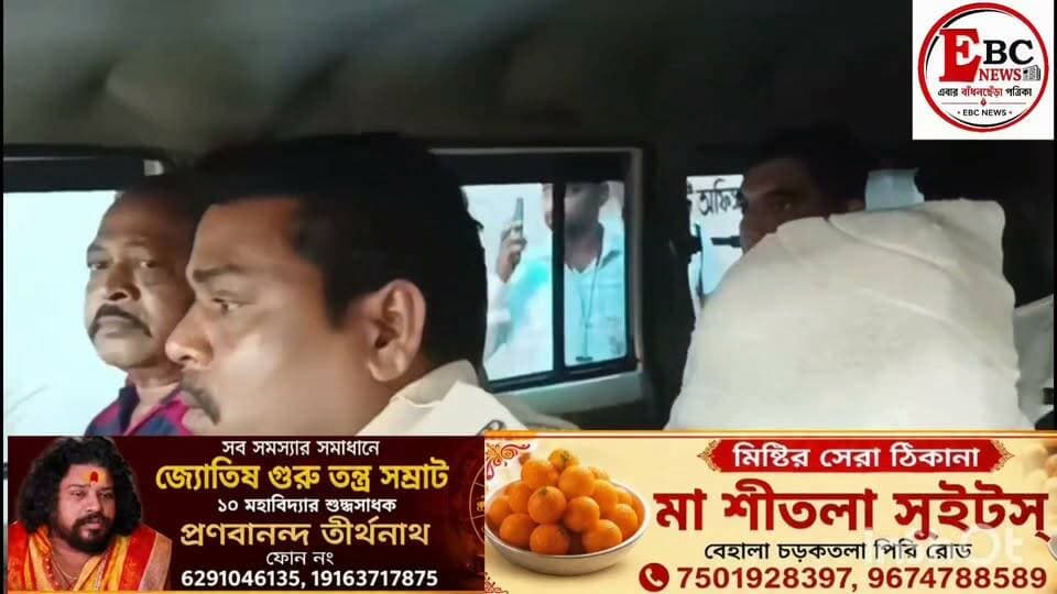 বাগুইআটিতে বলরাম রাজবংশী মৃত্যু মামলায় গ্রেপ্তার দাদা
বাগুইআটি, রঘুনাথপুরে বলরাম রাজবংশী মৃত্যুর ঘটনায় তাঁর দাদা কৃষ্ণ রাজবংশীকে গ্রেফতার করল বাগুইআটি থানার পুলিশ। পুলিশ সূত্রে খবর, দীর্ঘক্ষণ জিজ্ঞাসাবাদের পর ভাইয়ের মৃত্যুর ঘটনায় নিজের জড়িত থাকার কথা স্বীকার করেছেন কৃষ্ণ।
পুলিশের দাবি, জিজ্ঞাসাবাদে উঠে এসেছে একাধিক কারণ। দীর্ঘদিন ধরে বলরামের চিকিৎসার পিছনে পরিবারের বিপুল টাকা খরচ হচ্ছিল। পাশাপাশি সম্পত্তি সংক্রান্ত বিরোধের বিষয়টিও তদন্তে উঠে এসেছে বলে পুলিশ সূত্রে খবর।
রবিবার বাগুইআটির রঘুনাথপুরে বাড়ি থেকে বলরাম রাজবংশীর দেহ উদ্ধার হয়। দীর্ঘদিন অসুস্থ থাকার কারণে তিনি শয্যাশায়ী ছিলেন। প্রথমে ঘটনাটি লুটপাটের সঙ্গে যুক্ত বলে সন্দেহ করা হলেও তদন্তে পরিবারের সদস্যদের ভূমিকা খতিয়ে দেখতে শুরু করে পুলিশ।
পুলিশ সূত্রে জানা গিয়েছে, ঘটনায় আরও তথ্য ও প্রমাণ সংগ্রহের কাজ চলছে। ধৃত কৃষ্ণ রাজবংশীকে আজ বারাসাত আদালতে তোলা হবে।