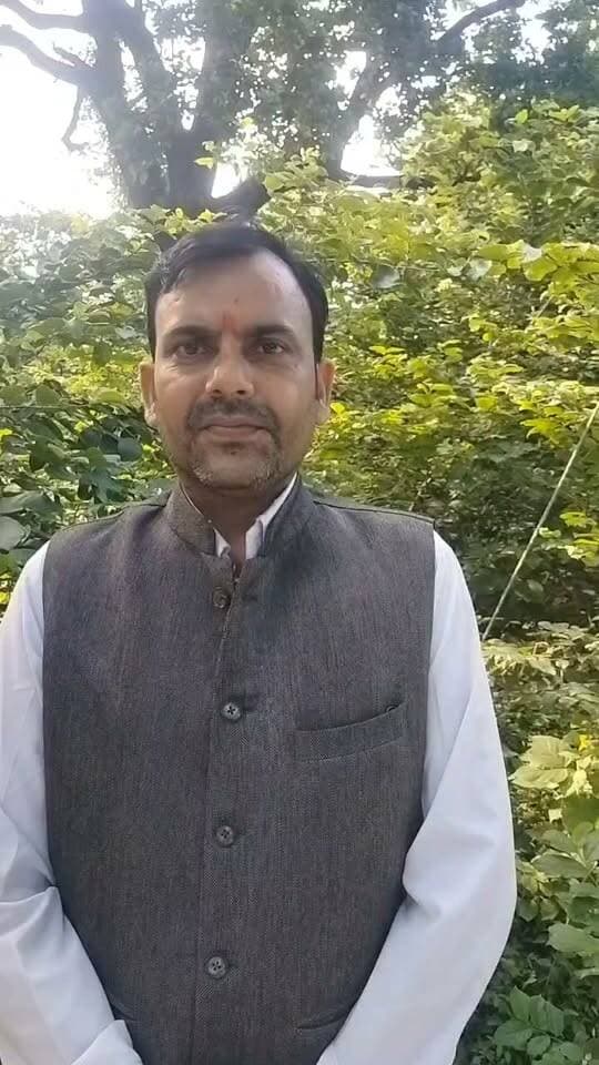 पट्टी कोतवाली में दलित की मौत पर जनसत्ता दल के नेता दिनेश तिवारी ने उठाई न्यायिक जाँच की मांग
अर्जुन गौतम की संदिग्ध मौत पर दिनेश तिवारी ने उठाई न्यायिक जांच और दोषियों पर कार्रवाई की मांग
प्रतापगढ़। पट्टी कोतवाली के अंतर्गत ग्राम मोलानापुर गजरिया निवासी अर्जुन पुत्र लल्लू गौतम की संदिग्ध परिस्थितियों में हुई मौत पर जनसत्ता दल लोकतांत्रिक युवा प्रकोष्ठ के जिलाध्यक्ष दिनेश तिवारी एडवोकेट ने न्यायिक जांच की मांग की है।
दिनेश तिवारी ने कहा कि मामले की न्यायिक जांच कराई जाए, किसी भी दोषी को बचाया न जाए। पोस्टमार्टम पैनल के माध्यम से वीडियोग्राफी के साथ कराया जाए और बिसरा सुरक्षित रखा जाए, ताकि सच्चाई सामने आ सके।
उन्होंने कहा कि पट्टी कोतवाली में तैनात जिन भी अधिकारियों या कर्मचारियों की लापरवाही अथवा संलिप्तता जांच में सामने आए, उनके विरुद्ध नियमानुसार कड़ी कार्रवाई की जाए। उन्होंने प्रशासन से निष्पक्ष जांच कराकर पीड़ित परिवार को न्याय दिलाने की माँग
Pratapgarh Police UP Police