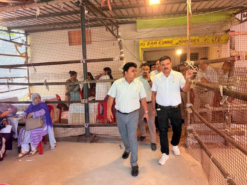 किच्छा नगर निकाय चुनाव को निष्पक्ष,पारदर्शी और शांतिपूर्ण ढंग से संपन्न कराने को लेकर तैयारियां पूर्ण हो चुकी हैं। चुनाव की सभी तैयारियाँ चौबंद की गई हैं।सोमवार को जिला निर्वाचन अधिकारी/जिलाधिकारी नितिन सिंह भदौरिया ने नवीन फल मंडी किच्छा में बनाए गए स्ट्रांग रूम का निरीक्षण कर जायजा लिया। जिला निर्वाचन अधिकारी ने स्ट्रांग रूम का निरीक्षण करते हुए वहाँ सुरक्षा व्यवस्थाओं,बैरिकेडिंग,सीसीटीवी कैमरे आदि का निरीक्षण किया। जिला निर्वाचन अधिकारी ने मतदान पार्टियों के मत पेटियों की प्राप्ति के लिए लगाए गए टेबल के साथ परिसर में सुरक्षा के दृष्टिगत और बेरिकेडिंग लगाने के निर्देश दिए। जिलाधिकारी ने स्ट्रांग रूम परिसर में हाई मास्क लाइट लगाने एवं परिसर के बाहर वाहनों की पार्किंग की व्यवस्था भी सुनिश्चित करने के निर्देश दिए।
निरीक्षण के दौरान एसएसपी अजय गणपति, आरओ हिमांशु फलटिया,एसडीएम गौरव पांडेय,सहायक निदेशक मत्स्य संजय छिमवाल सहित अन्य अधिकारी उपस्थित रहे।