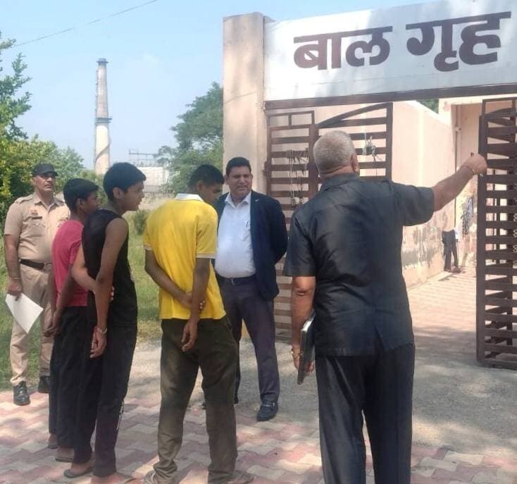 सीजेएम पवन कुमार ने बाल सेवा आश्रम व सखी वन स्टॉप सेंटर का किया औचक निरीक्षण
भिवानी 21 सितम्बर। जिला विधिक सेवाएं प्राधिकरण के चेयरमैन एवं जिला एवं सत्र न्यायाधीश डॉ. गगनदीप कौर सिंह के निर्देशानुसार मुख्य न्यायिक दंडाधिकारी (सीजेएम)-कम-सचिव पवन कुमार ने जिले के बाल सेवा आश्रम व सखी वन स्टॉप सेंटर का औचक निरीक्षण किया। इस दौरान उन्होंने दोनों केंद्रों में उपलब्ध व्यवस्थाओं, उपचार प्रक्रियाओं, परामर्श सेवाओं तथा पुनर्वास से जुड़ी सुविधाओं का गहन निरीक्षण करते हुए संबंधित अधिकारियों को आवश्यक दिशा-निर्देश दिए।
बाल सेवा आश्रम के निरीक्षण के दौरान सीजेएम पवन कुमार ने बच्चों के आवास, भोजन, स्वास्थ्य, शिक्षा और सुरक्षा से संबंधित व्यवस्थाओं की विस्तार से समीक्षा की। उन्होंने अधिकारियों को निर्देश दिए कि आश्रम में रह रहे बच्चों को स्वच्छ, सुरक्षित और सकारात्मक वातावरण उपलब्ध कराया जाए, जिससे उनका सर्वांगीण विकास सुनिश्चित हो सके।
सखी वन स्टॉप सेंटर के निरीक्षण के दौरान उन्होंने महिलाओं के लिए उपलब्ध चिकित्सकीय सहायता, कानूनी परामर्श, मनोवैज्ञानिक काउंसलिंग, अस्थायी आवास एवं पुनर्वास सुविधाओं की जानकारी ली। उन्होंने स्पष्ट निर्देश दिए कि पीडि़त महिलाओं को त्वरित, संवेदनशील और गोपनीय सहायता प्रदान की जाए तथा उनकी गरिमा और सम्मान का विशेष ध्यान रखा जाए।
सीजेएम पवन कुमार ने कहा कि बाल सेवा आश्रम और सखी वन स्टॉप सेंटर समाज के कमजोर वर्गों के संरक्षण एवं सशक्तिकरण के लिए महत्वपूर्ण संस्थान हैं। इन केंद्रों की व्यवस्थाओं को मजबूत और प्रभावी बनाए रखना प्रशासन की प्राथमिक जिम्मेदारी है।