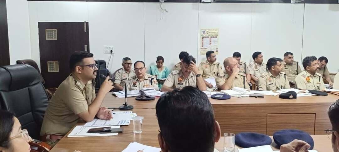 पुलिस अधीक्षक भिवानी मयंक मिश्रा ने अपराध समीक्षा बैठक में अधिकारियों को दिए सख्त निर्देश
अपराधियों पर शिकंजा कसने, लंबित मामलों के त्वरित निपटारे और कानून व्यवस्था को मजबूत करने पर विशेष जोर
*नशा, अवैध हथियार, साईबर अपराध, महिला विरुद्ध अपराध एवं संगठित अपराध के खिलाफ प्रभावी कार्रवाई के निर्देश*
भिवानी
भिवानी पुलिस अधीक्षक मयंक मिश्रा द्वारा आज पुलिस अधीक्षक कार्यालय के कॉन्फ्रेंस हॉल में जिले के सभी डीएसपी, सीआईए एवं अन्य अपराध शाखा यूनिटों के प्रभारी, थाना प्रबंधक तथा चौकी प्रभारियों के साथ अपराध समीक्षा बैठक आयोजित की गई। बैठक में जिले की वर्तमान कानून व्यवस्था, अपराध की स्थिति, लंबित अभियोगों तथा अपराध रोकथाम के लिए किए जा रहे पुलिस प्रयासों की विस्तृत समीक्षा की गई।
पुलिस अधीक्षक भिवानी ने अधिकारियों को स्पष्ट निर्देश दिए कि अपराध नियंत्रण में किसी भी स्तर पर लापरवाही अथवा ढिलाई बर्दाश्त नहीं की जाएगी। प्रत्येक थाना एवं चौकी प्रभारी अपने क्षेत्र में अपराध की रोकथाम के लिए प्रभावी रणनीति तैयार करते हुए अपराधियों के विरुद्ध त्वरित एवं सख्त कानूनी कार्रवाई सुनिश्चित करें।
*लंबित अभियोगों के निपटारे में तेजी लाने के निर्देश*
बैठक के दौरान लंबित अभियोगों की समीक्षा करते हुए पुलिस अधीक्षक ने सभी थाना प्रभारियों एवं जांच अधिकारियों को निर्देश दिए कि प्रत्येक मामले की जांच की नियमित रूप से समीक्षा की जाए। गंभीर मामलों में आरोपियों की शीघ्र गिरफ्तारी, आवश्यक साक्ष्य जुटाने तथा जांच को निर्धारित समय में पूरा करने पर विशेष ध्यान दिया जाए।
उन्होंने कहा कि पीड़ित को समय पर न्याय दिलाना पुलिस की प्राथमिक जिम्मेदारी है, इसलिए लंबित मामलों में अनावश्यक देरी किसी भी स्थिति में नहीं होनी चाहिए।
*महिला एवं बच्चों से संबंधित अपराधों पर विशेष निगरानी*
महिला एवं बच्चों के विरुद्ध अपराधों की समीक्षा करते हुए पुलिस अधीक्षक ने ऐसे मामलों में संवेदनशीलता के साथ-साथ त्वरित एवं प्रभावी कार्रवाई के निर्देश दिए।
*नशे और अवैध हथियारों के नेटवर्क पर हो प्रभावी कार्रवाई*
बैठक में मादक पदार्थों की तस्करी एवं अवैध हथियारों के मामलों को गंभीरता से लेते हुए पुलिस अधीक्षक ने सभी थाना एवं अपराध शाखा प्रभारियों को निर्देश दिए कि नशे की बिक्री एवं सप्लाई से जुड़े छोटे-बड़े सभी नेटवर्क की पहचान कर कार्रवाई की जाए।
इसी प्रकार बिना लाइसेंस अवैध हथियार रखने एवं उनकी सप्लाई करने वाले व्यक्तियों को चिन्हित कर उनके विरुद्ध प्रभावी कानूनी कार्रवाई करने के सख्त निर्देश दिए गए। पुलिस अधीक्षक ने कहा कि अवैध हथियार एवं नशा अपराध को बढ़ावा देने वाले प्रमुख कारक हैं, इसलिए इनके स्रोत तक पहुंचकर कार्रवाई की जाए।
*मोस्ट वांटेड, उदघोषित एवं संगठित अपराधियों पर विशेष अभियान*
सभी अपराध शाखा यूनिट व थाना प्रभारियों को निर्देश दिए गए कि जिले के मोस्ट वांटेड, इनामी, उदघोषित अपराधियों तथा संगठित अपराध में संलिप्त व्यक्तियों की सूची को लगातार अपडेट किया जाए। ऐसे आरोपियों की गिरफ्तारी के लिए विशेष टीमें गठित कर लक्षित कार्रवाई की जाए।
साथ ही गिरफ्तार किए गए अपराधियों से पूछताछ के आधार पर उनके सहयोगियों, अपराध में प्रयुक्त संसाधनों तथा पूरे नेटवर्क के संबंध में जानकारी जुटाकर आगे की कार्रवाई करने के निर्देश दिए गए।
*रात्रि गश्त और नाकाबंदी को बनाया जाए प्रभावी*
जिले में कानून व्यवस्था को मजबूत बनाए रखने के लिए थाना एवं चौकी प्रभारियों को अपने-अपने क्षेत्रों में रात्रि गश्त, नाकाबंदी एवं संदिग्ध व्यक्तियों तथा वाहनों की चेकिंग को प्रभावी बनाने के निर्देश दिए गए।
विशेष रूप से संवेदनशील क्षेत्रों, बाजारों, सुनसान स्थानों तथा जिले की सीमाओं पर स्थापित नाकों पर अतिरिक्त सतर्कता बरतने और संदिग्ध गतिविधियों पर तत्काल कार्रवाई करने के निर्देश दिए गए।
*साईबर अपराध में तकनीकी जांच पर जोर*
साईबर अपराध के मामलों की समीक्षा करते हुए पुलिस अधीक्षक ने साइबर टीमों एवं जांच अधिकारियों को तकनीकी साक्ष्यों का प्रभावी उपयोग करने तथा फ्रॉड की रकम को ट्रेस एवं फ्रीज कराने, संदिग्ध खातों की जांच तथा आरोपियों की पहचान कर शीघ्र गिरफ्तारी सुनिश्चित करने के निर्देश दिए।
इसके साथ ही आमजन को साईबर ठगी से बचाने के लिए थाना स्तर से लेकर गांव एवं शिक्षण संस्थानों तक लगातार साइबर जागरूकता अभियान चलाने पर जोर दिया गया।
*यातायात नियमों की अवहेलना करने वालों पर कार्रवाई।*
यातायात व्यवस्था की समीक्षा करते हुए थाना यातायात एवं सभी थाना-चौकी प्रभारियों को प्रमुख बाजारों, भीड़भाड़ वाले क्षेत्रों एवं मुख्य मार्गों पर यातायात व्यवस्था सुचारु रखने के निर्देश दिए गए।
बिना नंबर प्लेट, बिना हाई सिक्योरिटी नंबर प्लेट, ट्रिपल राइडिंग, ब्लैक फिल्म, नशे में वाहन चलाने तथा मोटरसाइकिल से पटाखे की आवाज निकालने वाले वाहन चालकों के विरुद्ध नियमानुसार प्रभावी कार्रवाई करने के निर्देश दिए गए।
*पुलिस अधीक्षक ने अधिकारियों को दिए सख्त निर्देश*
पुलिस अधीक्षक भिवानी श्री मयंक मिश्रा, आईपीएस ने अधिकारियों को निर्देश दिए कि प्रत्येक अधिकारी अपने क्षेत्र में अपराध की स्थिति पर व्यक्तिगत रूप से नजर रखें और किसी भी गंभीर घटना पर तत्काल रिस्पॉन्स, प्रभावी जांच एवं परिणामपरक कार्रवाई सुनिश्चित करें।
उन्होंने कहा कि जिला पुलिस का मुख्य उद्देश्य आमजन में सुरक्षा की भावना मजबूत करना तथा अपराधियों में कानून का भय पैदा करना है। अपराधियों के विरुद्ध कार्रवाई में किसी भी प्रकार की लापरवाही बर्दाश्त नहीं की जाएगी। सभी अधिकारी आपसी समन्वय के साथ कार्य करते हुए अपराध नियंत्रण एवं कानून व्यवस्था को और मजबूत करें।