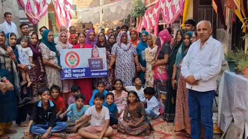 भिवानी में रूढिय़ों को तोड़ बेटी के जन्मदिन पर हुआ कुआं पूजन
हरियाणा महिला आयोग की उपाध्यक्ष मीना परमार ने दिलाया पर्यावरण और बेटी संरक्षण का संकल्प
बेटियों को दें संस्कार और संस्कृति, स्वच्छता को बनाएं जीवनशैली : मीना परमार
भिवानी, 21 सितंबर : समाज में बेटा-बेटी के बीच के फर्क को मिटाने और सकारात्मक सोच को बढ़ावा देने की दिशा में भिवानी में एक प्रेरक पहल देखने को मिली। स्थानीय -----निवासी कमल मेघवाल और उनकी धर्मपत्नी कुसुमलता ने लाडली के जन्म को ऐतिहासिक बनाते हुए कुआं पूजन का आयोजन किया। पारंपरिक रूप से केवल बेटों के जन्म पर निभाई जाने वाली इस रस्म को बेटी के लिए आयोजित कर परिवार ने पूरे समाज को समानता और प्रगतिशीलता का स्पष्ट संदेश दिया। समारोह में मुख्य अतिथि के रूप में हरियाणा महिला आयोग की उपाध्यक्ष मीना परमार ने शिरकत की। कार्यक्रम के दौरान महिलाओं ने पारंपरिक मंगल गीत गाए और ढोल-नगाड़ों के साथ उत्साहपूर्वक कुआं पूजन की रस्म पूरी की गई। इस अवसर पर बड़ी संख्या में परिवारजन और क्षेत्र के गणमान्य नागरिक मौजूद रहे।
हरियाणा महिला आयोग की उपाध्यक्ष मीना परमार ने परिवार की इस अनूठी पहल की सराहना करते हुए कहा कि आज की बेटियां किसी भी क्षेत्र में बेटों से पीछे नहीं हैं। जब हम बेटी के जन्म और उसके जन्मदिन को उत्सव के रूप में मनाते हैं, तो यह समाज की संकीर्ण मानसिकता पर सीधा प्रहार करता है। उन्होंने उपस्थित जनसमूह को बेटी बचाओ, बेटी पढ़ाओ के साथ-साथ जल एवं पर्यावरण संरक्षण का भी संकल्प दिलाया।
मीना परमार ने कहा कि हमारी संस्कृति और संस्कार ही हमारे समाज की असली नींव हैं। बेटियों को उच्च शिक्षा के साथ-साथ अच्छे संस्कार देना प्रत्येक माता-पिता का दायित्व है। उन्होंने विशेष रूप से महिलाओं से अपील करते हुए कहा कि परिवार और समाज के स्वास्थ्य के लिए स्वच्छता को अपनी प्राथमिक दिनचर्या में शामिल करें। जब एक महिला जागरूक और स्वच्छ वातावरण का निर्माण करती है, तो पूरा परिवार स्वस्थ और सशक्त बनता है।
कार्यक्रम के दौरान श्यामलाल मेघवाल और पर्यावरण प्रहरी विजय सिंहमार ने कहा कि यह आयोजन समाज के लिए एक अनुकरणीय उदाहरण है। प्राचीन काल से चली आ रही रूढि़वादी परंपराओं को पीछे छोडक़र बेटियों को बराबर का हक और सम्मान देना ही सभ्य समाज की पहचान है। उन्होंने कहा कि जल संरक्षण और पर्यावरण की सुरक्षा आज के समय की सबसे बड़ी आवश्यकता है। कुआं पूजन जैसी सांस्कृतिक परंपराएं हमें जल स्रोतों के महत्व की याद दिलाती हैं। हमें अपनी बेटियों को शिक्षित करने के साथ-साथ प्रकृति के संरक्षण का संकल्प भी लेना चाहिए, ताकि आने वाली पीढिय़ों को सुरक्षित और हरा-भरा भविष्य मिल सके। मेघवाल परिवार ने बेटी चारु के जन्मोत्सव पर यह आयोजन कर यह सिद्ध कर दिया है कि बेटियां ही परिवार और समाज का गौरव हैं।
इस अवसर पर बद्रीप्रसाद, रिंकू ख्यालीराम, नीरज वर्मा, संजय और कुलदीप सहित कई सामाजिक लोगों ने बेटी चारु को उज्ज्वल भविष्य का आशीर्वाद दिया। वहीं महिला शक्ति की ओर से सुशीला, चमेली, फूलपति, पूजा, केला, इंद्रा, सुमन, खुशबू, प्रेम, परमेश्री, रोशनी, गुड्डी, रानी, कृष्णा, संगीता, गंगा, रज्जो और राधिका ने मंगल गान गाकर उत्सव की शोभा बढ़ाई और समाज में बेटियों के प्रति सम्मान बढ़ाने वाली इस पहल का स्वागत किया।