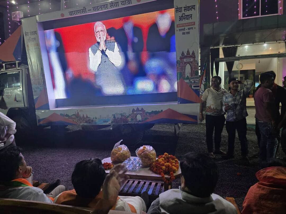 वाराणसी से वडनगर सेवा यात्रा का सतना जिले में आत्मीय स्वागत
बेला में बाइक रैली, डेगरहट में मंचीय कार्यक्रम और पौधरोपण कर यात्रा का किया अभिनंदन
---
सतना, 20 सितंबर 2026। प्रधानमंत्री श्री Narendra Modi के जन्मदिन 17 सितंबर से प्रारंभ हुई ‘वाराणसी से वडनगर सेवा यात्रा’ का सतना जिले की सीमा बेला में आगमन हुआ। सेवा संकल्प अभियान के अंतर्गत निकाली जा रही यह यात्रा वाराणसी से वडनगर तक विभिन्न क्षेत्रों से होकर आगे बढ़ रही है। यात्रा का उद्देश्य सेवा, समाज और राष्ट्र निर्माण के संदेश को जन-जन तक पहुंचाना है।
बेला पहुंचने पर ग्राम पंचायत बेला में आयोजित बाइक रैली में युवाओं ने उत्साहपूर्वक सहभागिता की। रामपुर बघेलान विधानसभा क्षेत्र के कार्यकर्ताओं तथा स्थानीय नागरिकों ने यात्रा में शामिल युवाओं का विंध्य की गौरवशाली परंपरा के अनुरूप आत्मीय स्वागत एवं अभिनंदन किया।
इसके बाद यात्रा का रामपुर बघेलान विधानसभा क्षेत्र के ग्राम डेगरहट में आगमन हुआ, जहां मंचीय कार्यक्रम आयोजित किया गया। उपस्थित जनों को सेवा यात्रा के उद्देश्य और इसके माध्यम से दिए जा रहे सेवा एवं राष्ट्र निर्माण के संदेश की जानकारी दी गई।
इस अवसर पर सांसद श्री Ganesh Singh , जिला पंचायत उपाध्यक्ष श्रीमती सुष्मिता सिंह, नेशनल कोऑर्डिनेटर श्री मोहित सोनी, यात्रा कोऑर्डिनेटर श्री प्रवीण प्रताप तथा मध्यप्रदेश कोऑर्डिनेटर श्री जय रोहाणी सहित जनप्रतिनिधि, कार्यकर्ता एवं स्थानीय नागरिक उपस्थित रहे।
यात्रा के पड़ाव के दौरान बड़ी संख्या में पौधरोपण भी किया गया। उपस्थित लोगों ने पौधे रोपकर पर्यावरण संरक्षण का संदेश दिया।
#सेवा_संकल्प_अभियान
CM Madhya Pradesh
Dr Mohan Yadav
#JansamparkMP