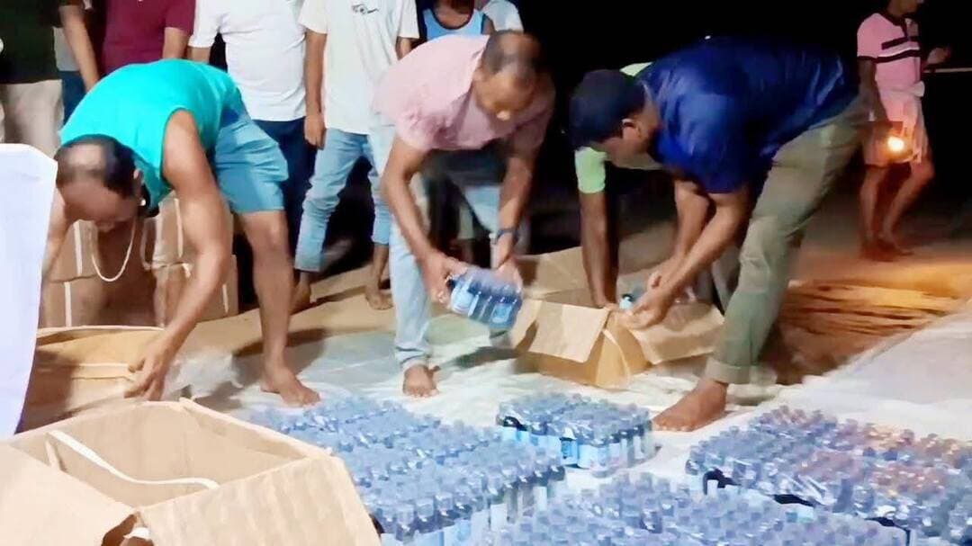 🚨 রামনাথপুরে পুলিশের বড়সড় অভিযান!
নিষিদ্ধ কফ সিরাপ পাচারের বিরুদ্ধে বড়সড় সাফল্য হাইলাকান্দি জেলার রামনাথপুর থানার পুলিশের। গোপন সূত্রের ভিত্তিতে অভিযান চালিয়ে একটি লরি থেকে উদ্ধার করা হয়েছে ১,৬০০ বোতল কোডাইনযুক্ত কফ সিরাপ। উদ্ধার হওয়া সামগ্রীর আনুমানিক বাজারমূল্য প্রায় ১৫ লক্ষ টাকা বলে পুলিশ সূত্রে জানা গেছে।
গুয়াহাটি থেকে মণিপুরগামী AS 01 VC 4973 নম্বরের লরিতে তল্লাশি চালিয়ে বিশেষভাবে লুকিয়ে রাখা ১০ কার্টন কফ সিরাপ উদ্ধার করা হয়। ঘটনায় লরির চালক সাবিরুল ইসলাম লস্কর এবং সহচালক মাসুক আহমদ তালুকদারকে আটক করা হয়েছে। পাচারে ব্যবহৃত লরিটিও জব্দ করেছে পুলিশ।
রামনাথপুর থানার ওসি ধর্মেন্দ্র দাসের নেতৃত্বে এই অভিযান চালানো হয়। তদন্তে চালানটির উৎস এবং এর সঙ্গে জড়িত অন্যান্য ব্যক্তিদের খোঁজ চালাচ্ছে পুলিশ।
#Hailakandi #Ramnathpur #PoliceOperation #CodeineSyrup #DrugSeizure #DrugSmuggling #AssamPolice #HailakandiPolice #CrimeNews #BreakingNews #NewsUpdates