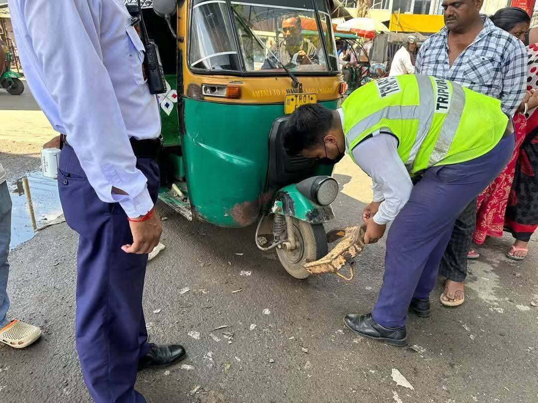বাট্টালা এলাকায় ট্রাফিক পুলিশের বিশেষ অভিযান, পারমিটবিহীন অটোর বিরুদ্ধে ব্যবস্থা
আগরতলা, ২১ সেপ্টেম্বর: শহরের যান চলাচল নিয়ন্ত্রণ ও ট্রাফিক নিয়ম মেনে চলা নিশ্চিত করতে সোমবার বাট্টালা এলাকায় বিশেষ অভিযান চালায় ট্রাফিক ইউনিট আগরতলা।
অভিযানে পারমিট ছাড়া চলাচলকারী অটোরিকশা এবং অন্যান্য ট্রাফিক আইন লঙ্ঘনের ঘটনা নজরে আসে। নিয়মভঙ্গকারী যানবাহনের বিরুদ্ধে প্রয়োজনীয় আইনানুগ ব্যবস্থা নেওয়া হয় এবং সংশ্লিষ্টদের চালান করা হয় বলে ট্রাফিক বিভাগের পক্ষ থেকে জানানো হয়েছে।
শহরের রাস্তায় যানজট ও দুর্ঘটনা কমাতে চালক ও সাধারণ পথচারীদের ট্রাফিক নিয়ম মেনে চলার আহ্বান জানানো হয়েছে। নিয়মিত এমন অভিযান অব্যাহত থাকবে বলেও জানানো হয়েছে।
#Agartala #TrafficPolice #Battala #Autorickshaw #TripuraNews