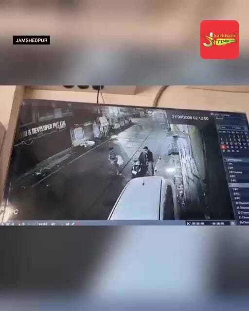 छत के रास्ते प्लाईवुड दुकान में घुसे 2 चोर, नकदी व गहने चोरी; सीसीटीवी में कैद हुई वारदात